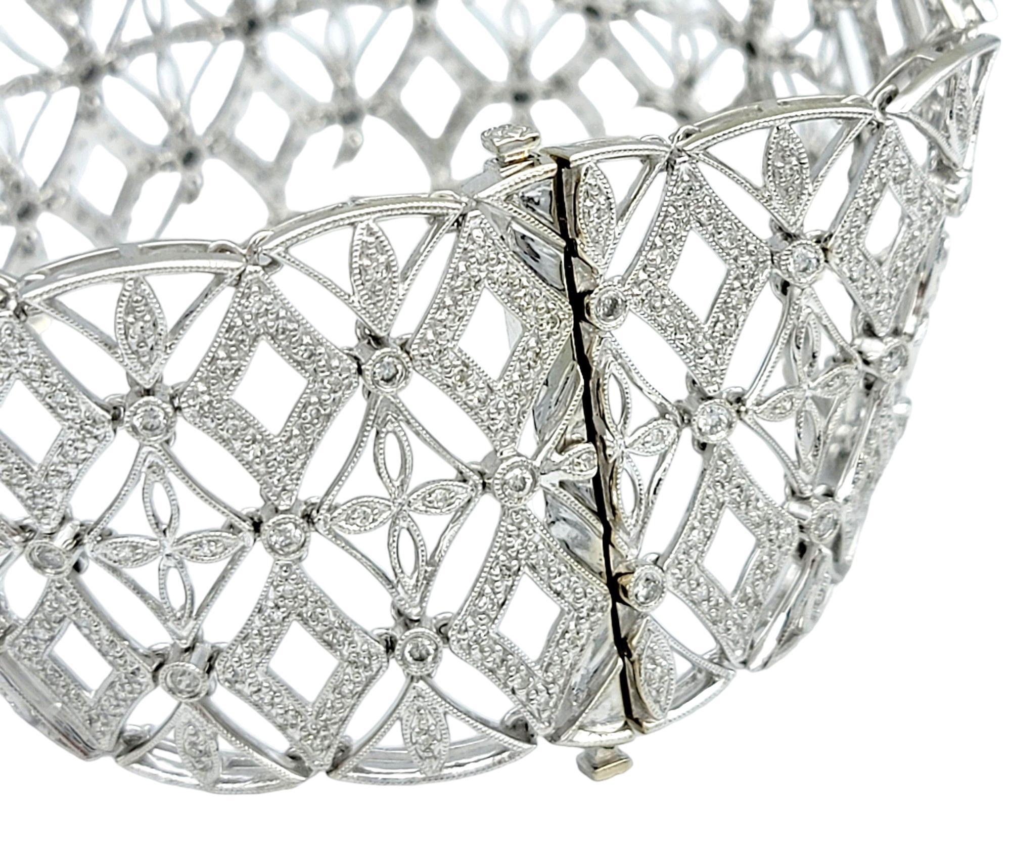 Bracelet large à maillons en or blanc 14 carats, design/One, avec diamants en treillis et grain de sable Bon état - En vente à Scottsdale, AZ