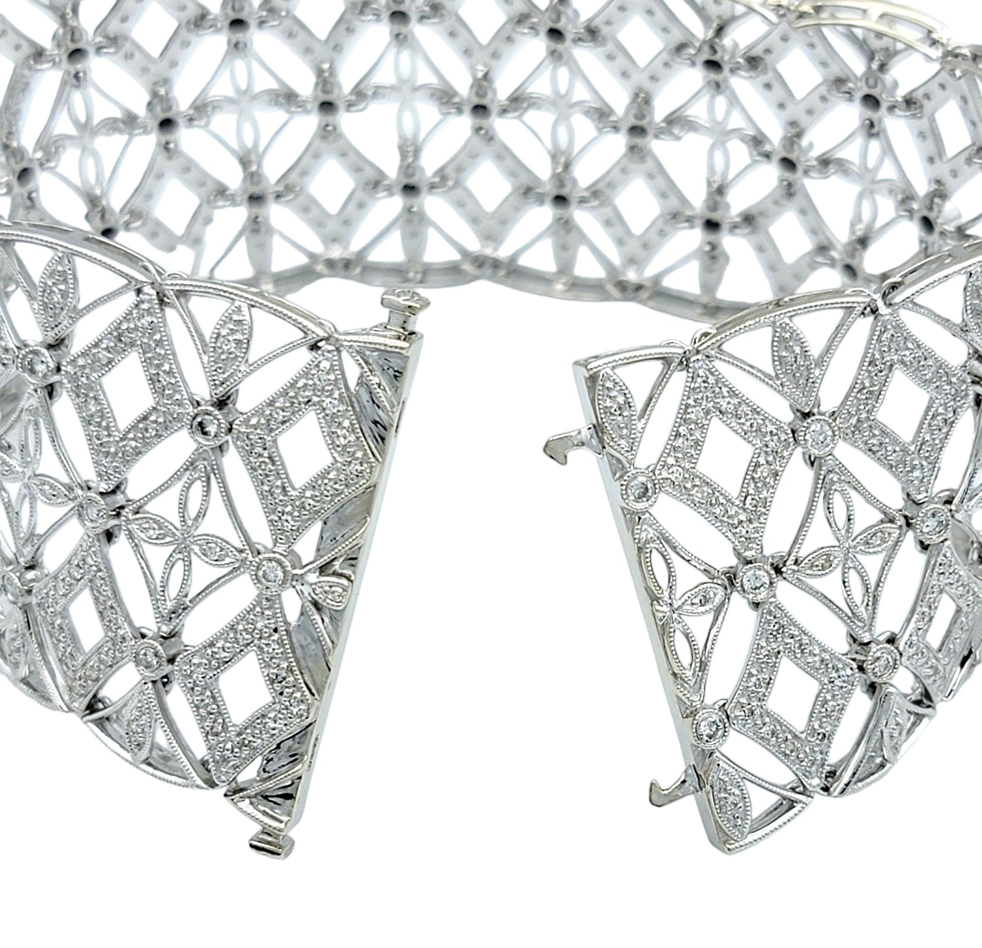 Bracelet large à maillons en or blanc 14 carats, design/One, avec diamants en treillis et grain de sable Pour femmes en vente