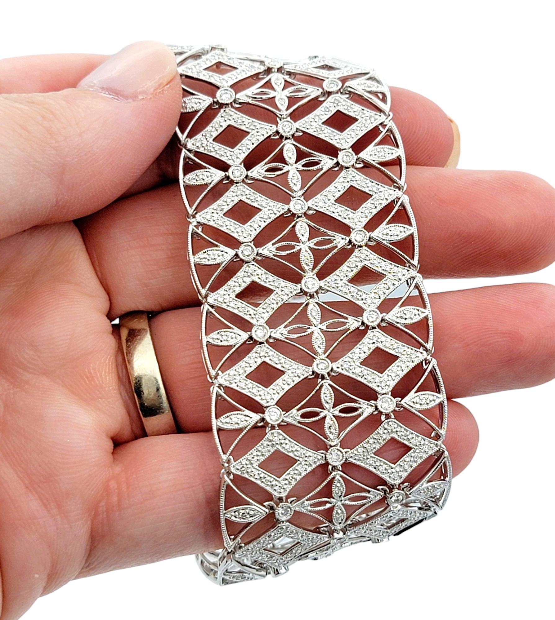 Bracelet large à maillons en or blanc 14 carats, design/One, avec diamants en treillis et grain de sable en vente 2