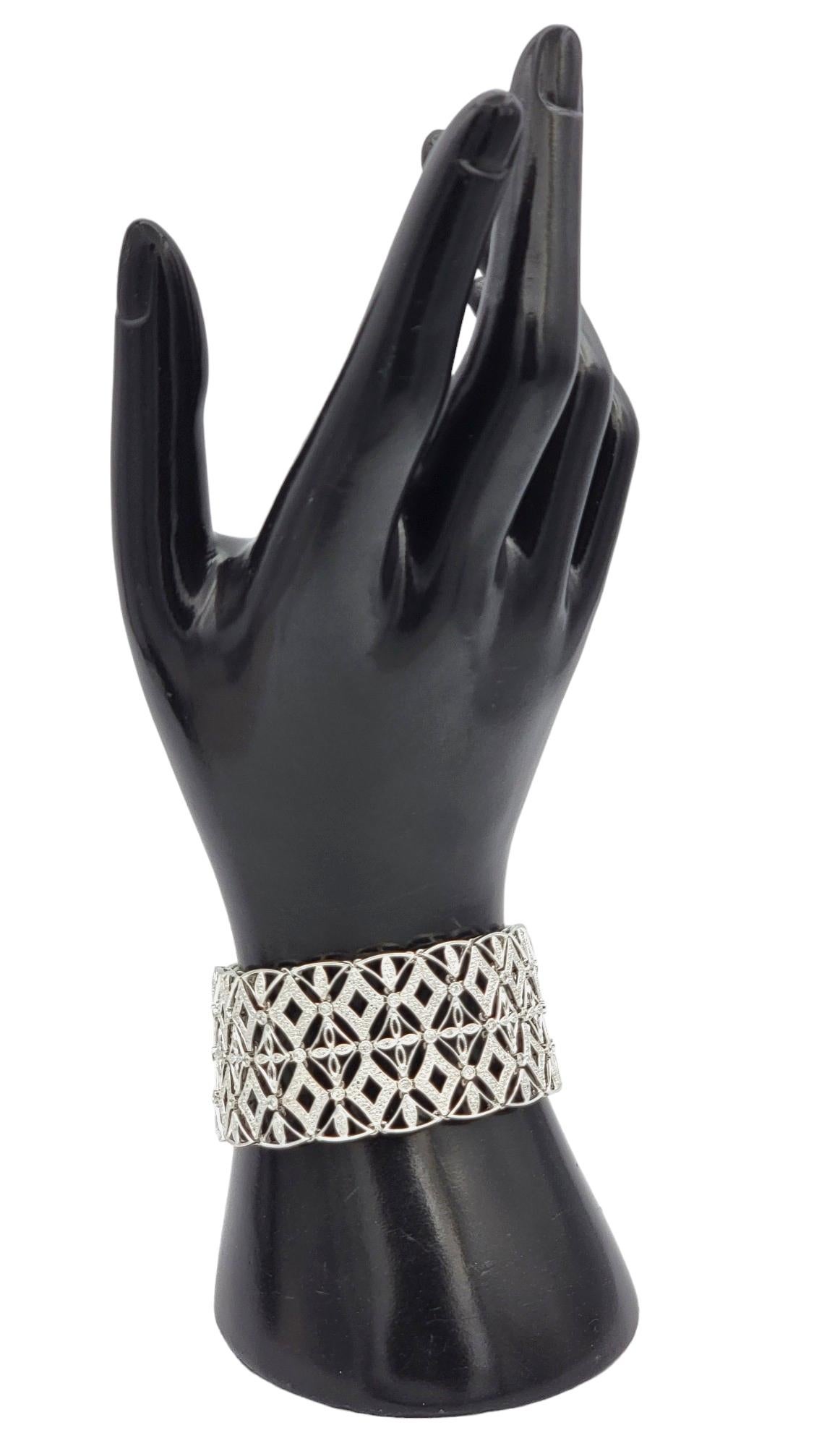 Bracelet large à maillons en or blanc 14 carats, design/One, avec diamants en treillis et grain de sable en vente 3