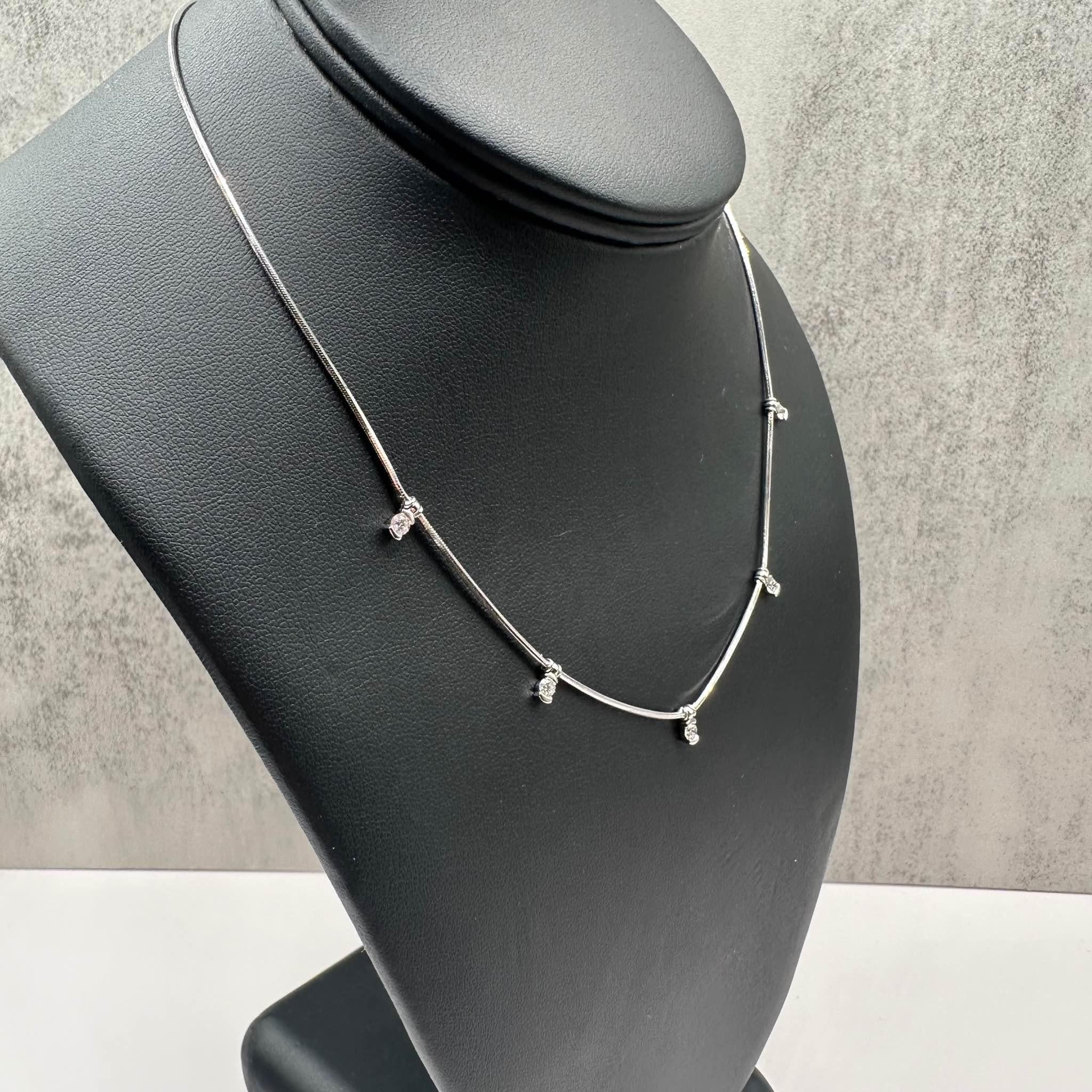 Questa elegante collana con diamanti a strati in oro bianco 18 carati presenta circa 0,42 carati di diamanti tondi naturali GH VS/SI, che creano uno splendore incredibile. La lunghezza di 16 pollici è perfetta per essere indossata a strati o da