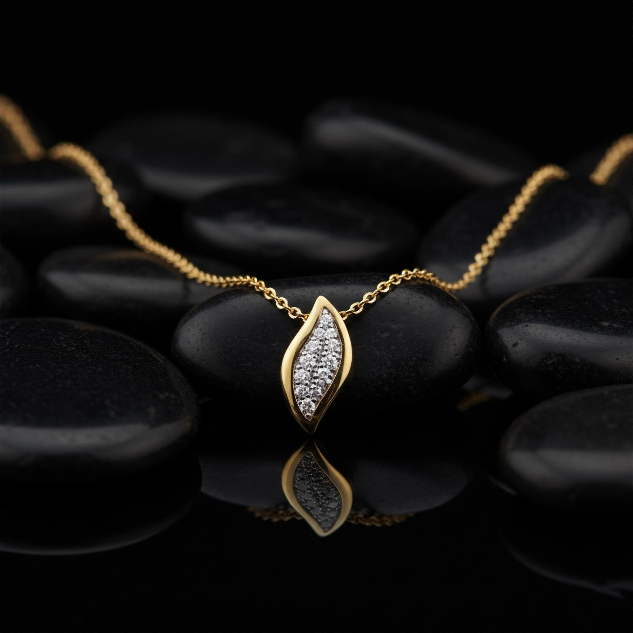 Moderno Collana con ciondolo Diamond Leaf in oro giallo 14K (o 18K su richiesta) in vendita