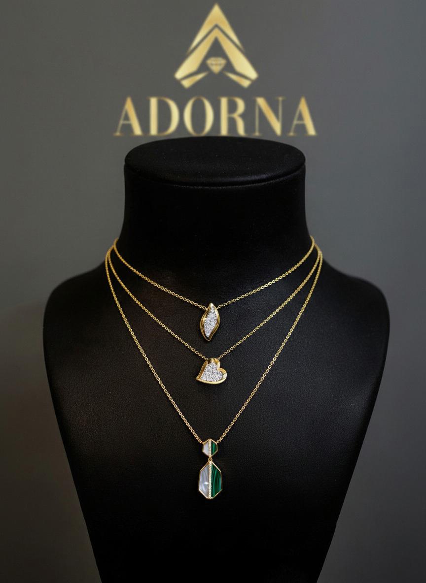 Collana con ciondolo Diamond Leaf in oro giallo 14K (o 18K su richiesta) In condizioni Nuovo in vendita a Los Angeles, CA