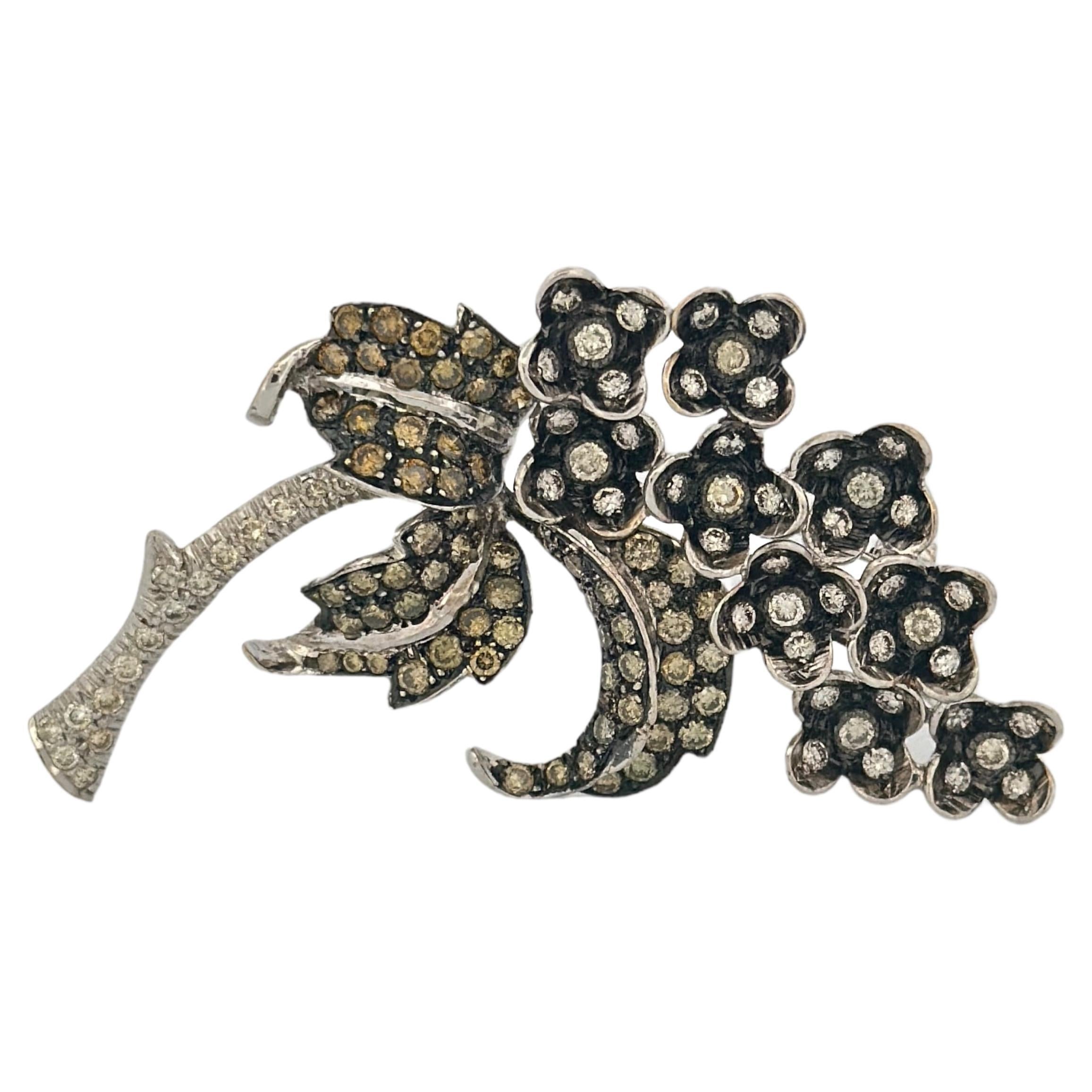 Ciondolo con spilla a forma di foglia di diamante