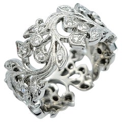 Anello a fascia per l'eternità con diamante tagliato a foglia e castone in oro bianco 18 carati