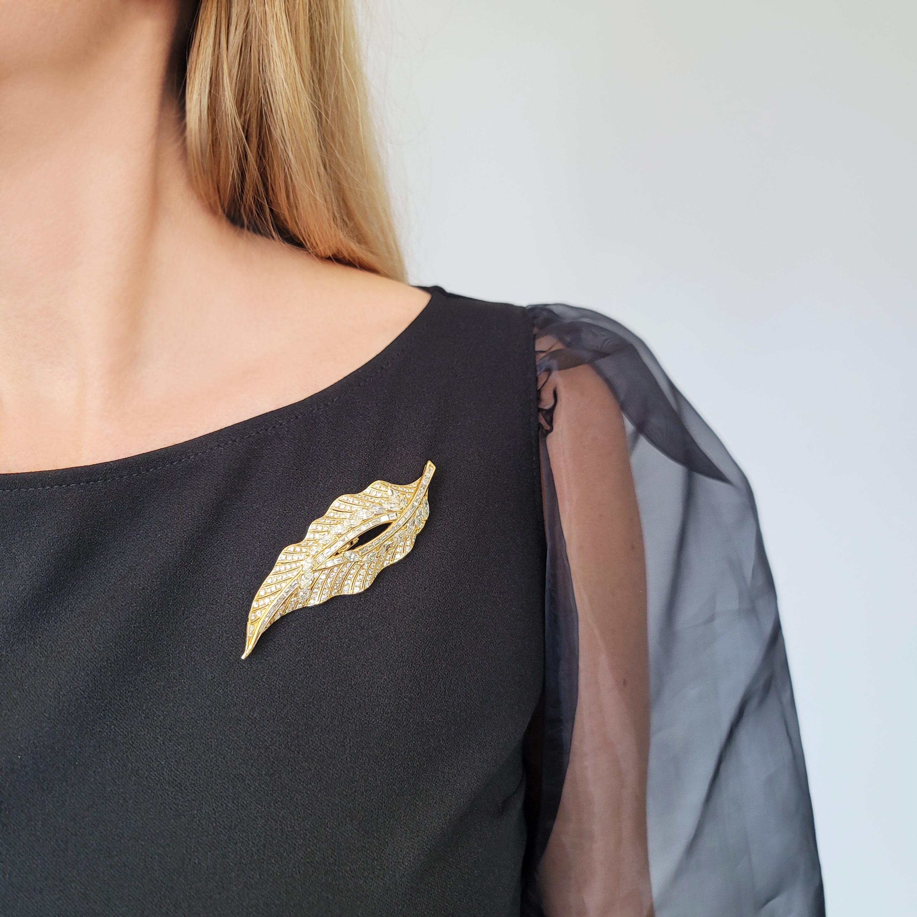 Blatt-Brosche, gefertigt aus 18 Karat Gelbgold, bestehend aus
Diamanten im Marquise-Schliff, Diamanten im runden Brillant-Schliff
und Diamanten im Baguetteschliff, gesichert mit einer einzigen Nadel und einem Drehverschluss. 19 Gewicht im