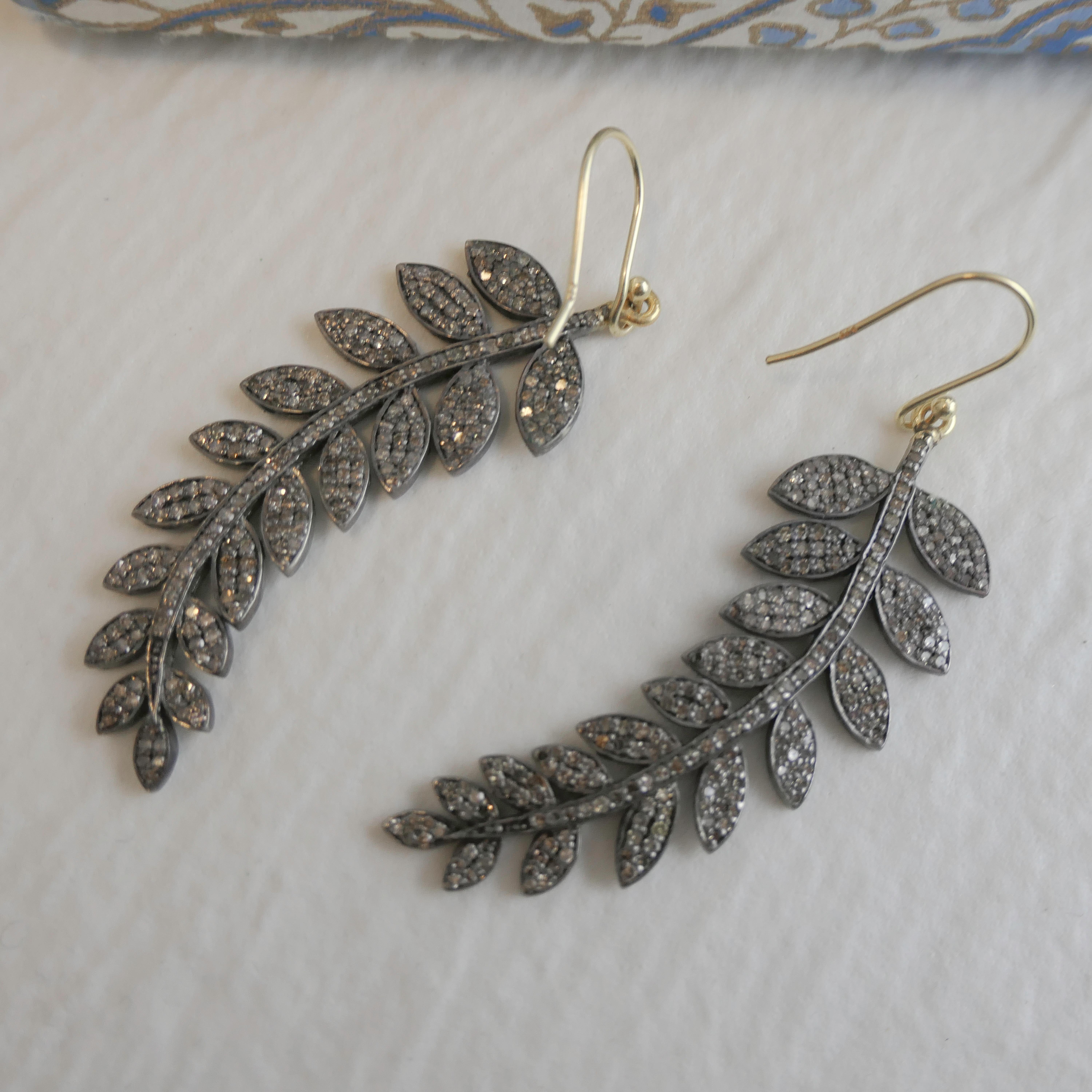 Orecchini pendenti con foglie di diamante in argento placcato oro ossidato in vendita 2