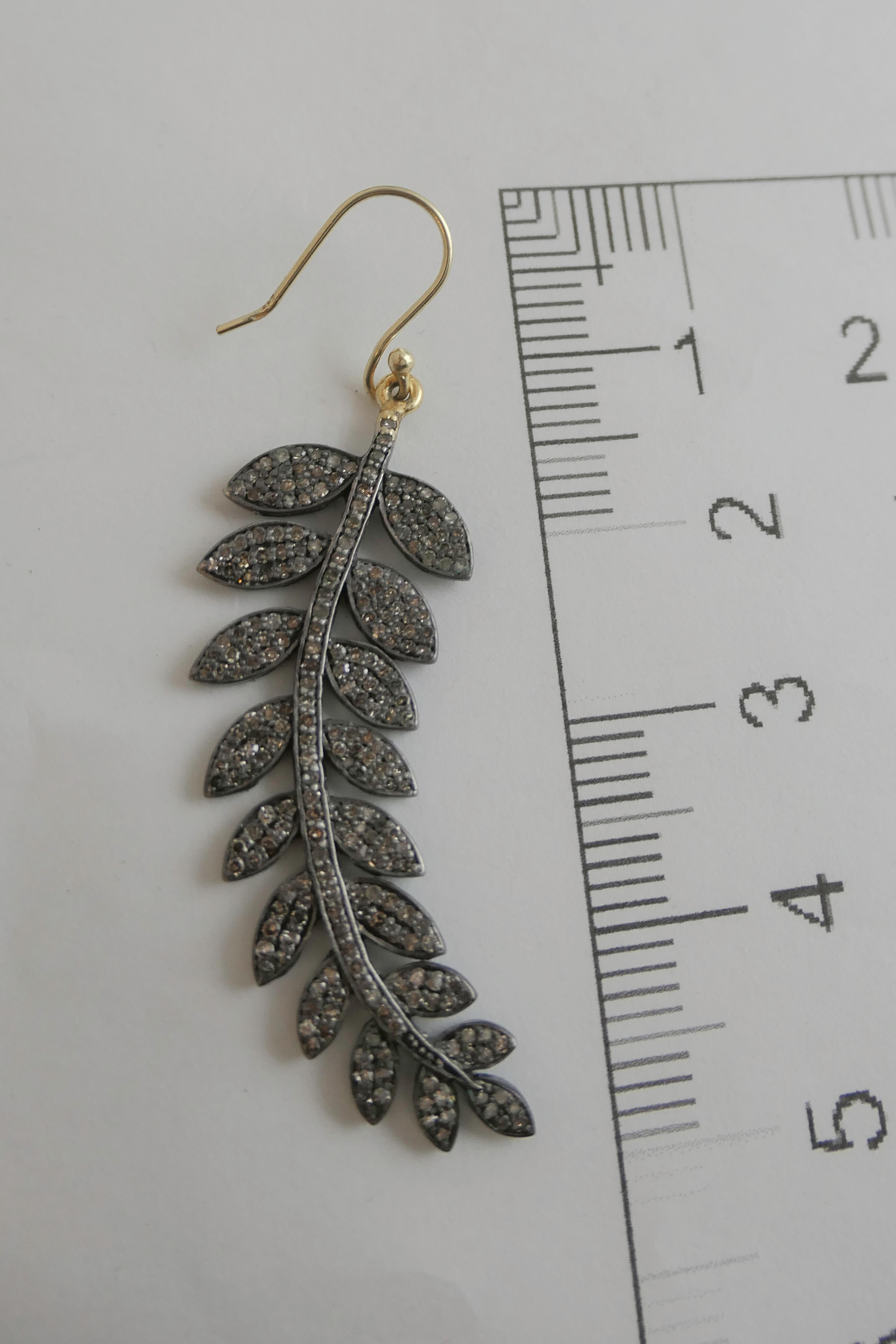 Orecchini pendenti con foglie di diamante in argento placcato oro ossidato in vendita 3