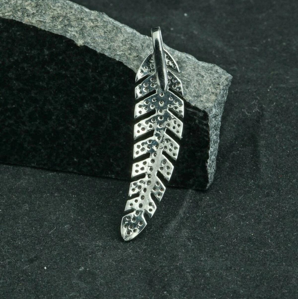 Art Déco Ciondolo a forma di foglia di diamante in argento 925 Ciondolo a forma di piuma di diamante Regalo di alta gioielleria. in vendita