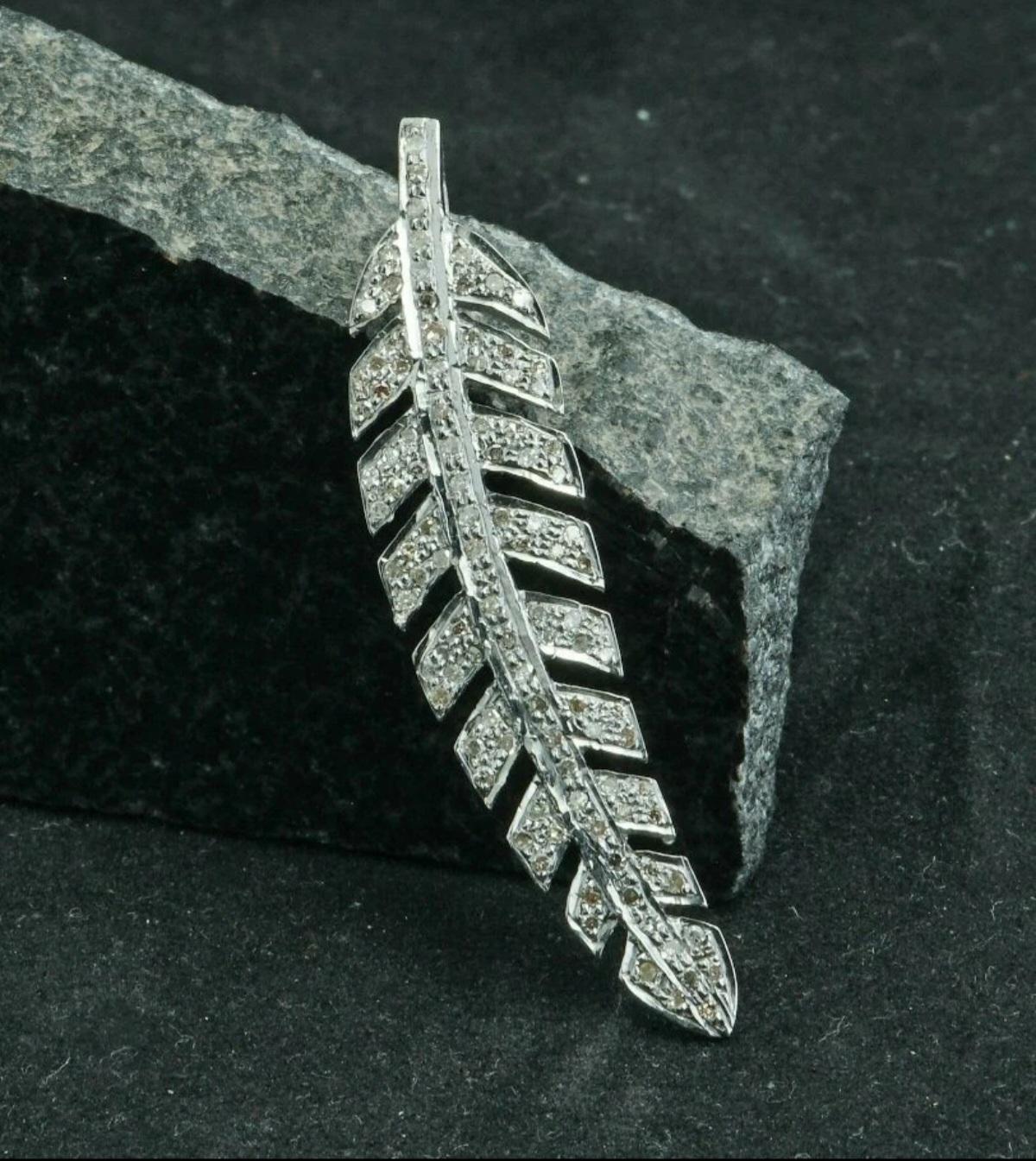 Ciondolo a forma di foglia di diamante in argento 925 Ciondolo a forma di piuma di diamante Regalo di alta gioielleria. In condizioni Nuovo in vendita a Chicago, IL