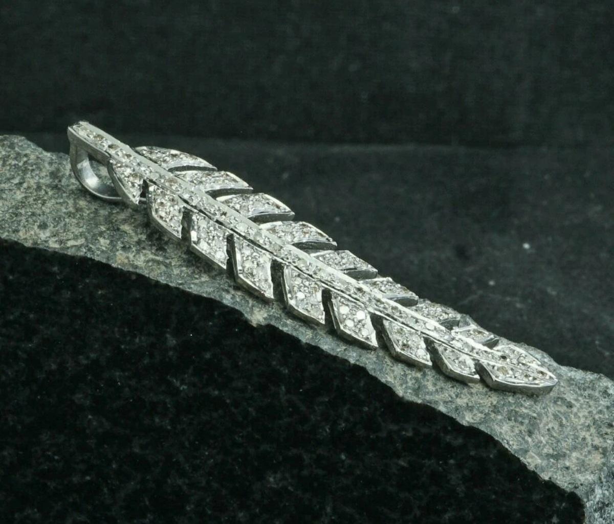 Ciondolo a forma di foglia di diamante in argento 925 Ciondolo a forma di piuma di diamante Regalo di alta gioielleria. in vendita 1