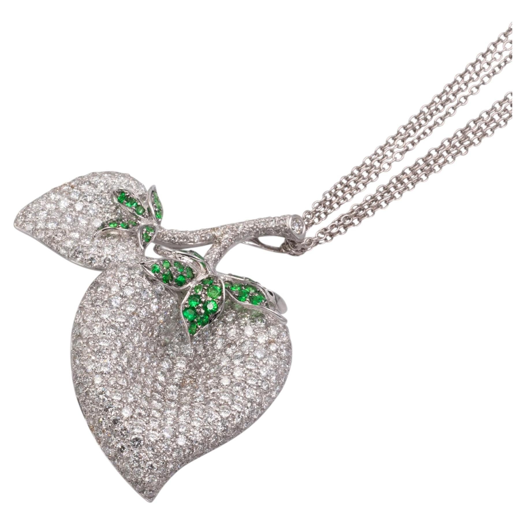 Colgante/Broche Hoja de Diamantes con Tsavoritas en Oro Blanco de 18K