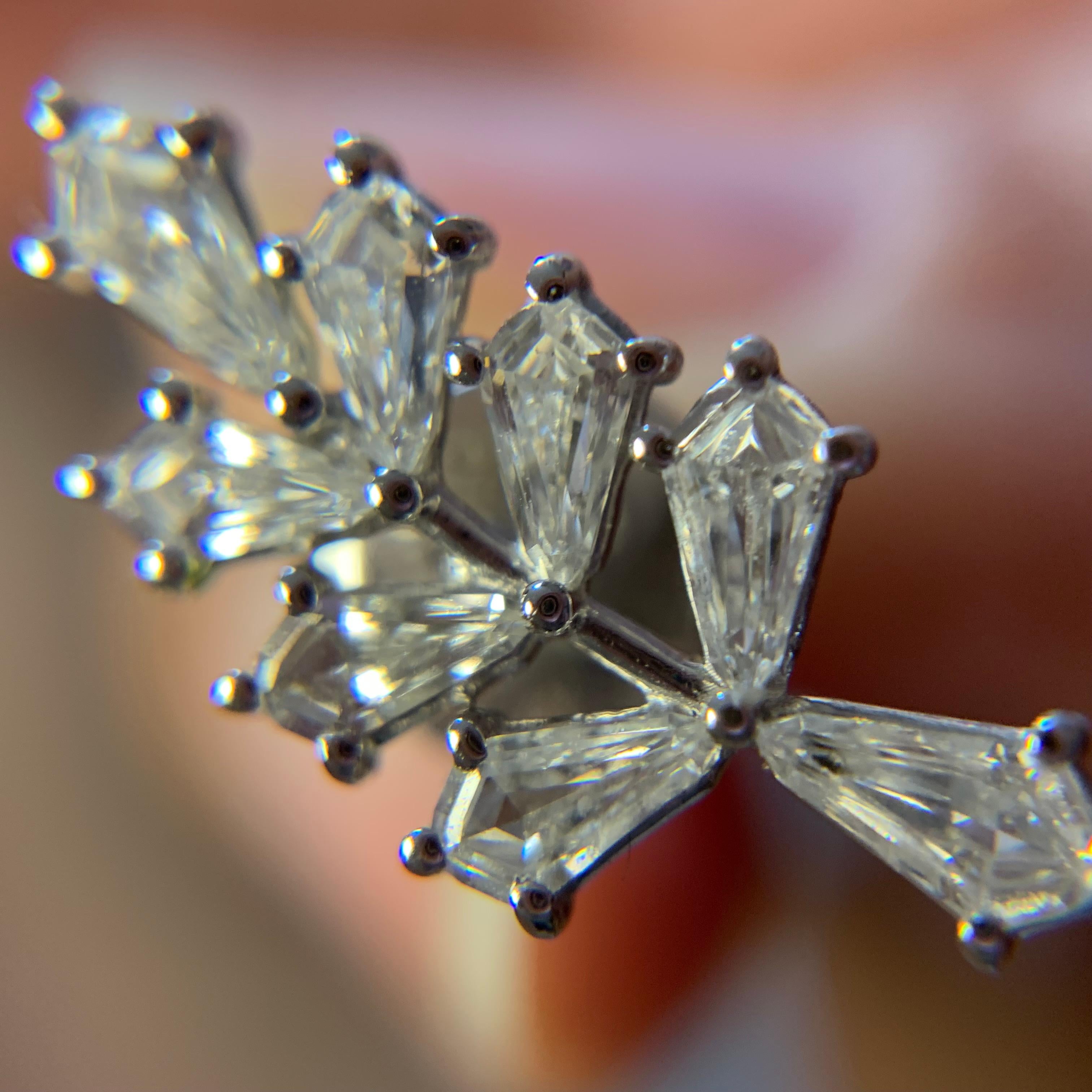 Diamond leaf-shaped earrings In New Condition For Sale In Bangkok, TH