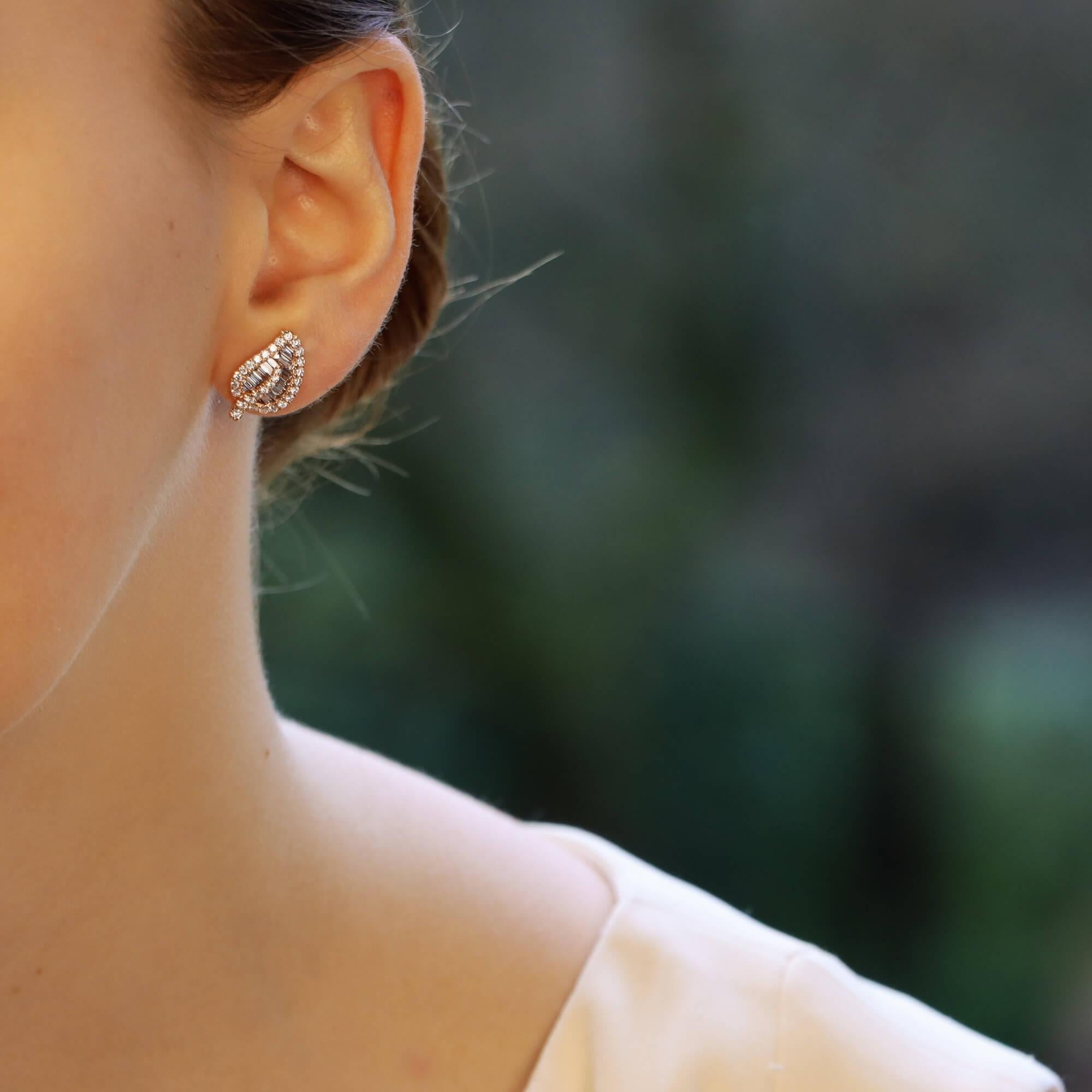 Moderno Orecchini con diamante a foglia in oro rosa 18 carati in vendita