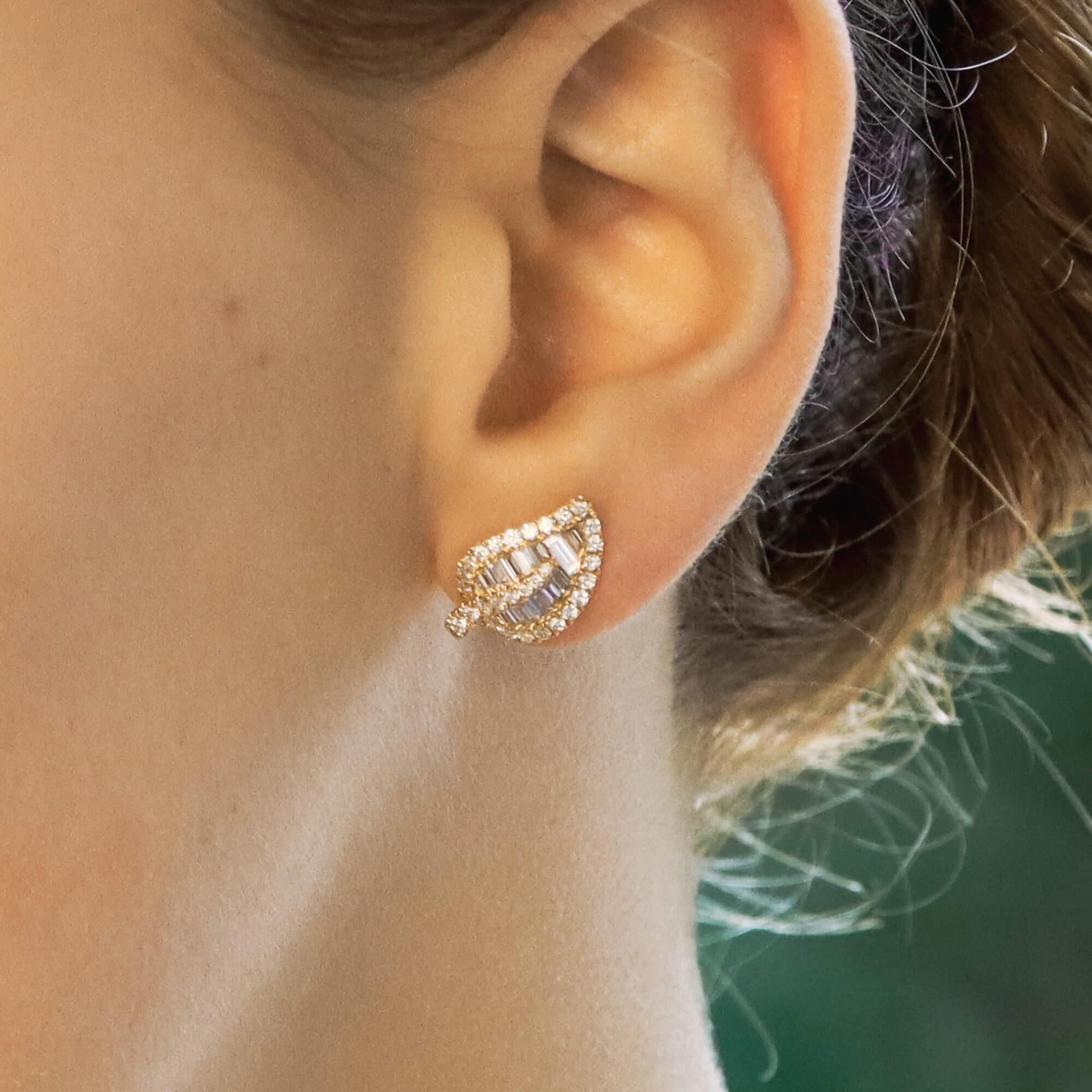 Women's or Men's Diamond Leaf Stud Earrings Set in 18 Karat Yellow Gold For Sale