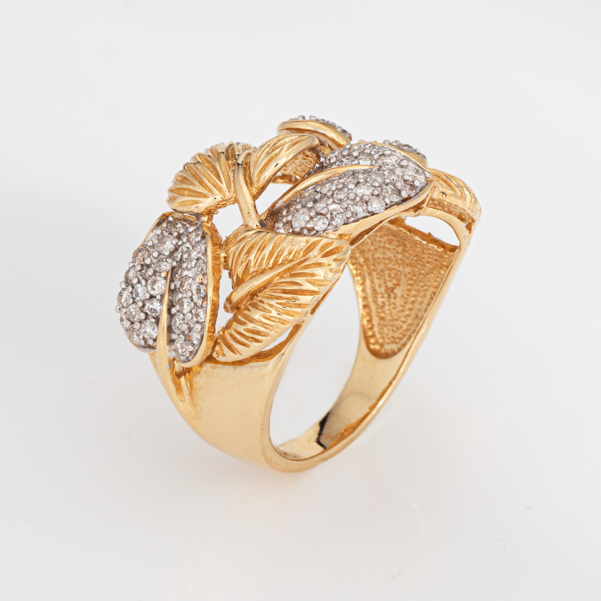 Elegante anello con foglie di diamante realizzato in oro giallo 14 carati. 

I diamanti ammontano a circa 0,75 carati (colore I-J e purezza Si1-I2).  

Un cenno alla natura, le foglie strutturate offrono dettagli realistici con foglie alternate