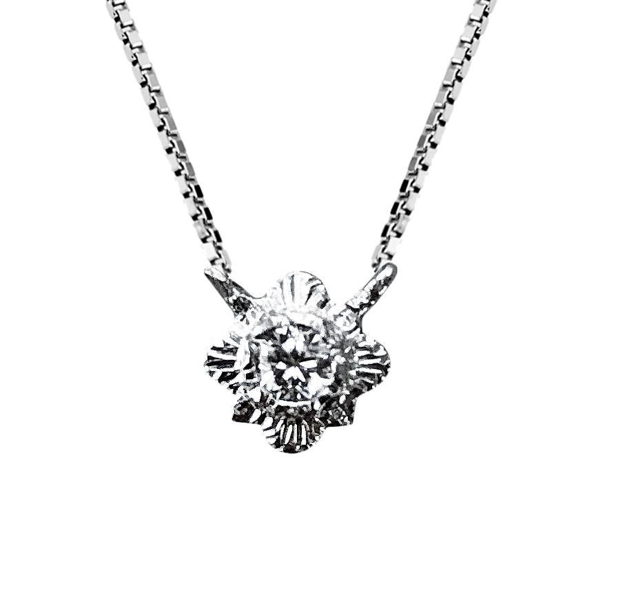 This Diamond Floral designed Pendant necklace set in 18Kt white Gold, is simple but striking in radiating a Leonardo da Vinci Cut Diamond. 

The Leonardo Da Vinci Cut is an exceptional Diamond cut that uses the mathematical formula - the Divine