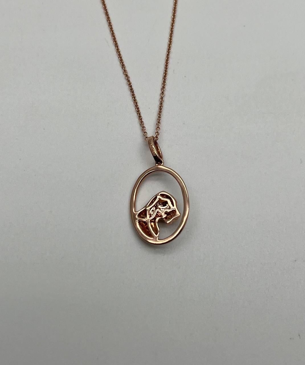 Un superbe collier à pendentifs du 21e siècle. Cette pièce exquise présente un motif de panthère détaillé dans un cadre ovale. Le pendentif est orné de diamants étincelants, rehaussant l'élégance du motif de la panthère. La chaîne est délicate et