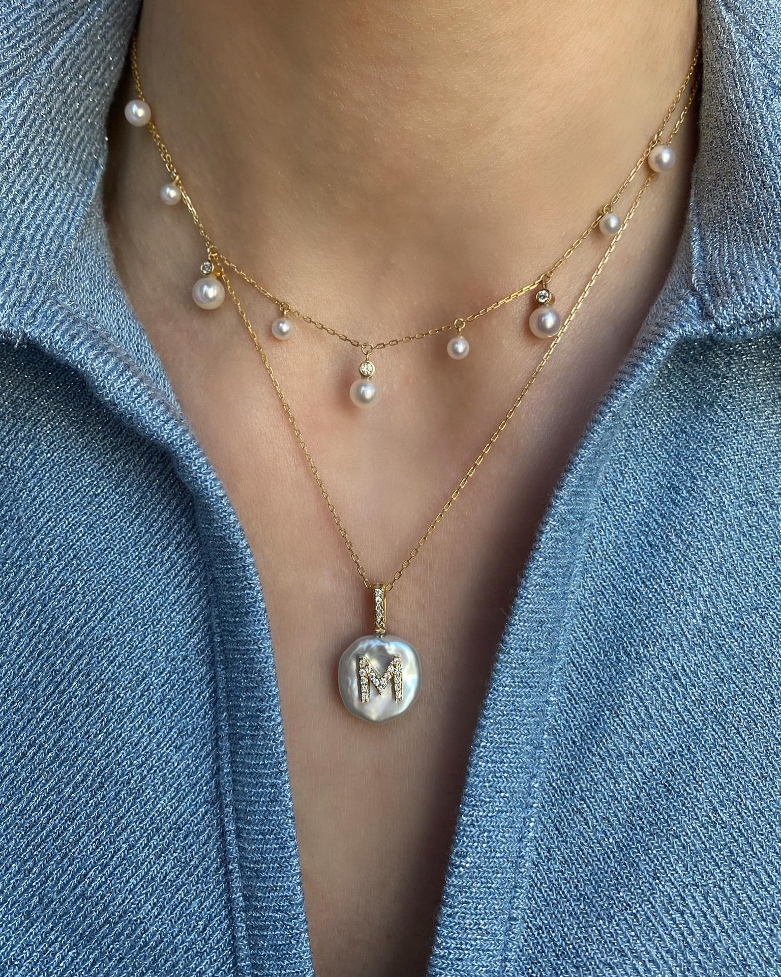 Contemporaneo Charm con diamante Lettera M, oro 18 carati in vendita