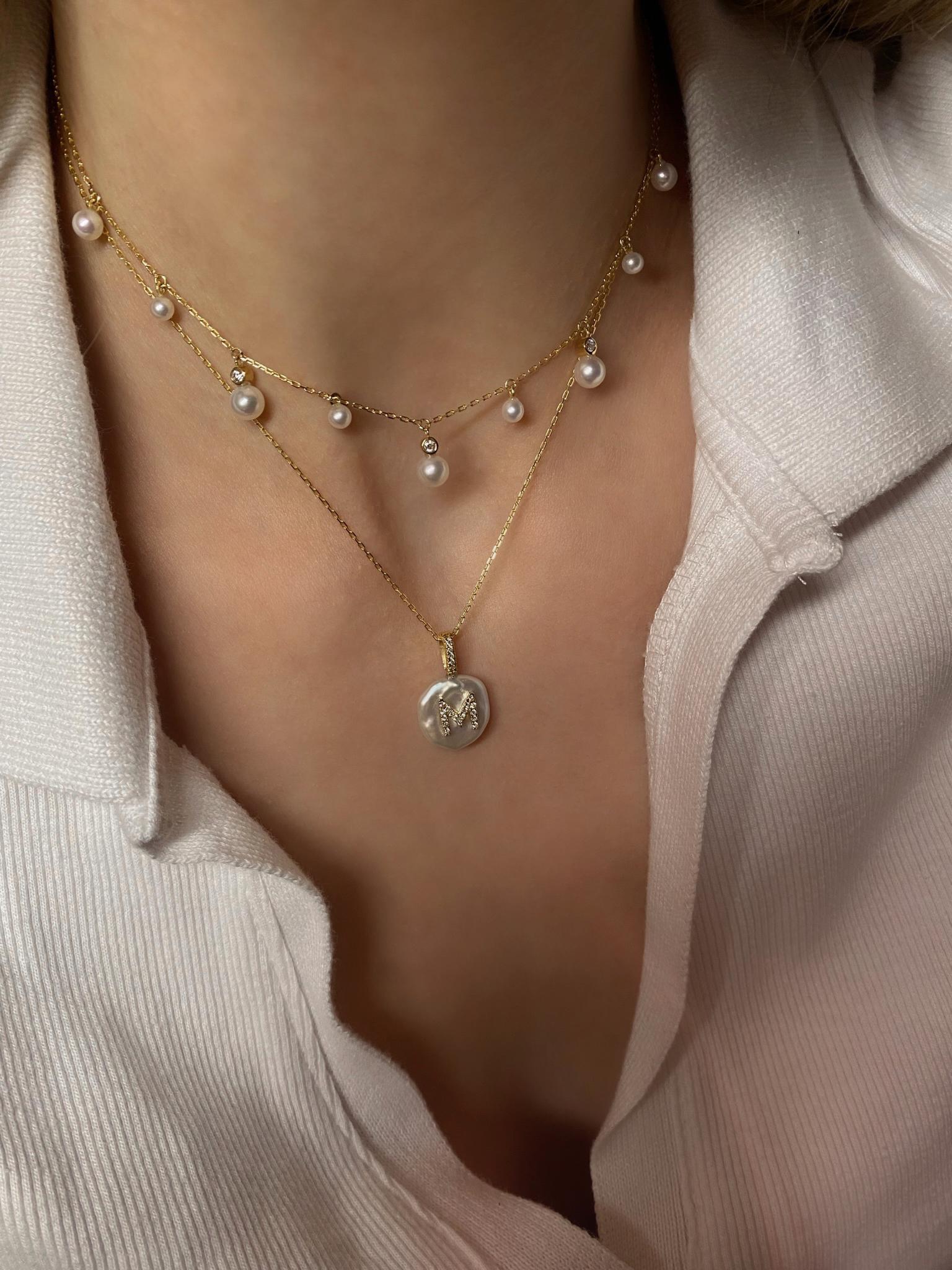 Taglio rotondo Charm con diamante Lettera M, oro 18 carati in vendita