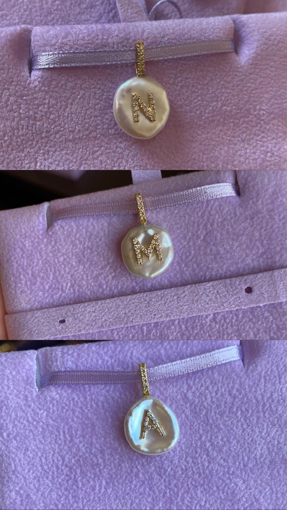 Charm con diamante Lettera M, oro 18 carati In condizioni Nuovo in vendita a Nicosia, CY
