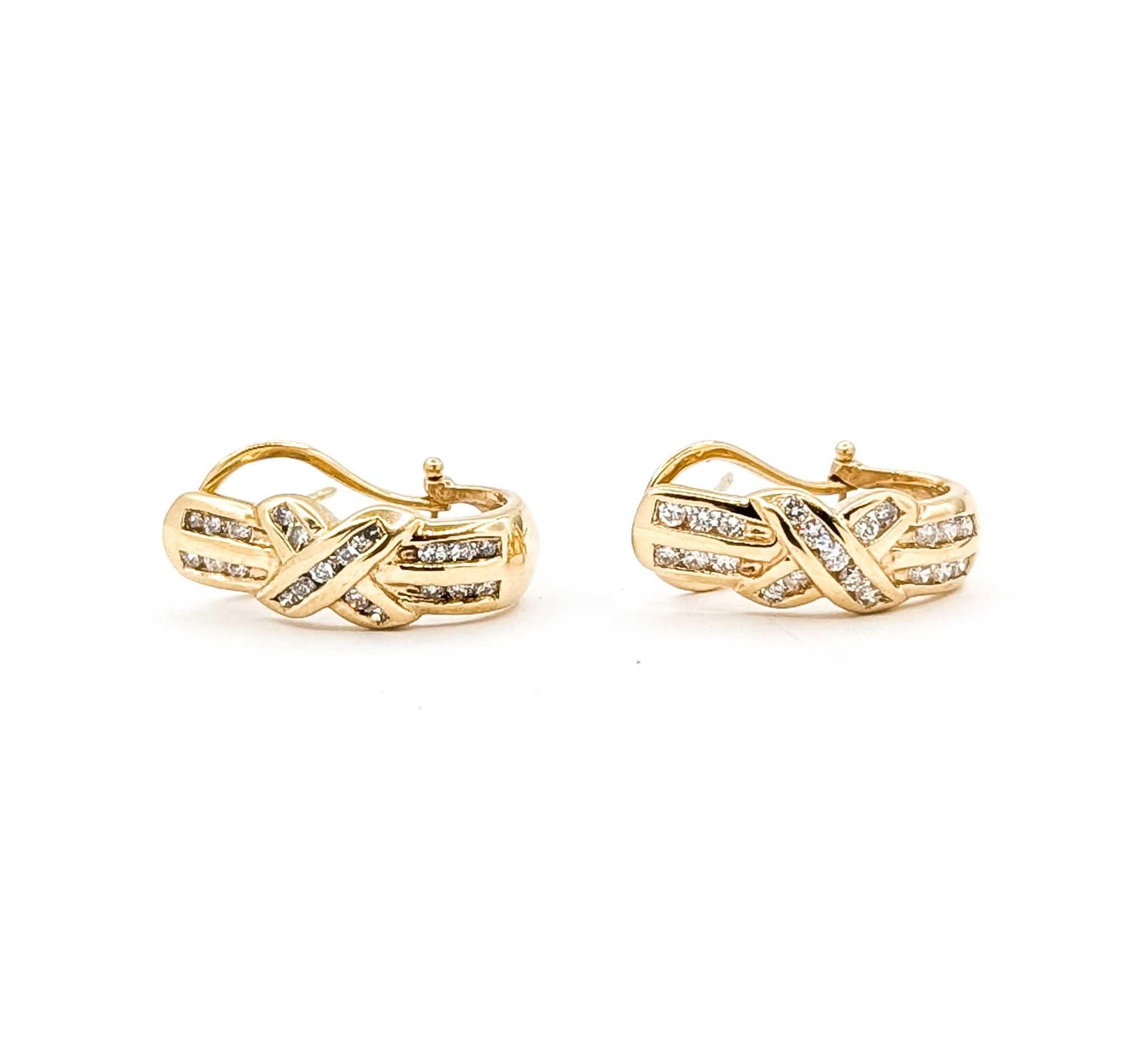 Questi orecchini sono realizzati in oro giallo 14k e presentano un diamante incastonato a canale, con un design a cerchio 