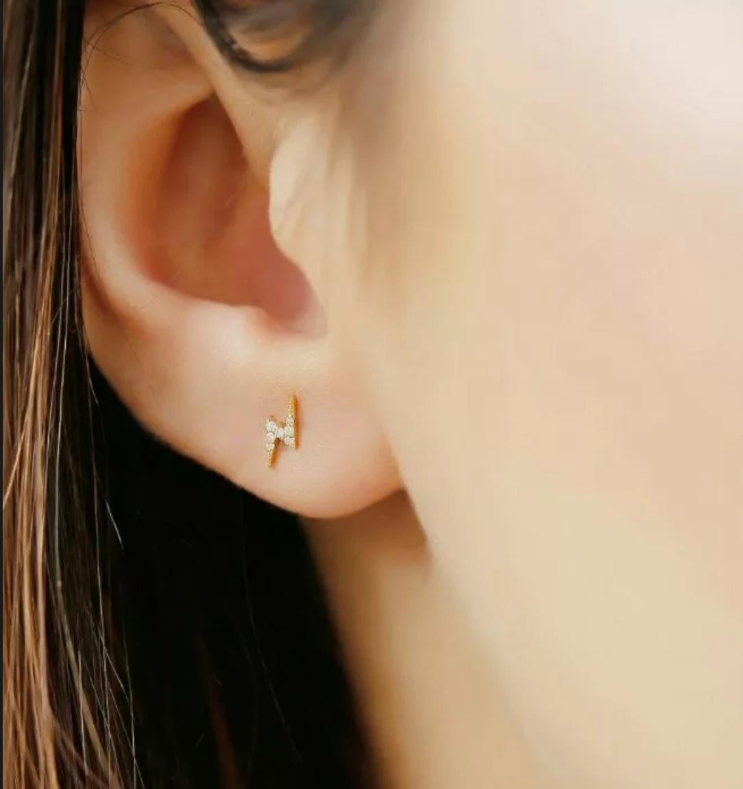 Art Déco Orecchino con diamante a forma di saetta in oro massiccio 14k Orecchini a forma di tuono a zigzag. in vendita
