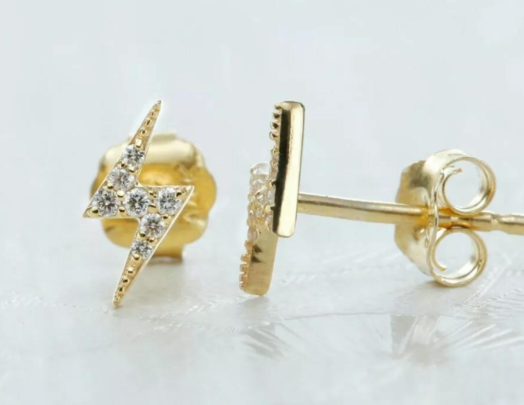 Taglio rotondo Orecchino con diamante a forma di saetta in oro massiccio 14k Orecchini a forma di tuono a zigzag. in vendita