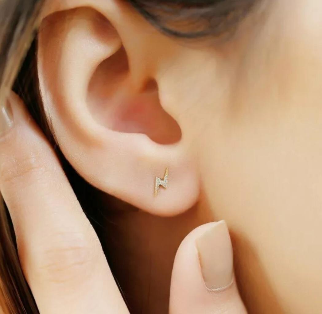 Orecchino con diamante a forma di saetta in oro massiccio 14k Orecchini a forma di tuono a zigzag. in vendita 1