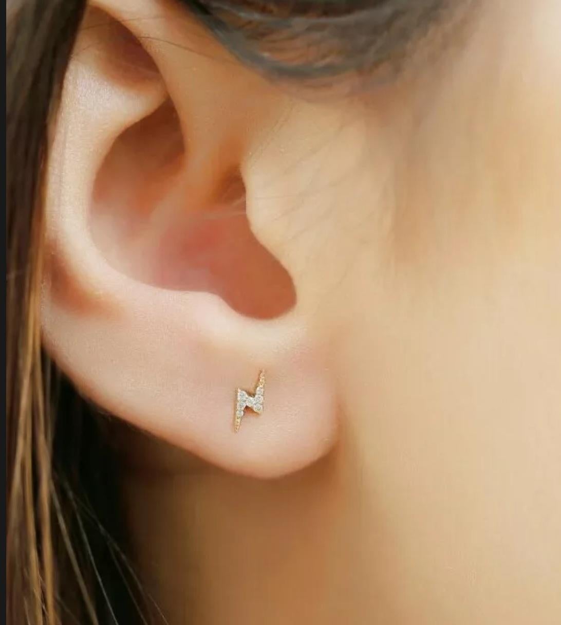 Orecchino con diamante a forma di saetta in oro massiccio 14k Orecchini a forma di tuono a zigzag. in vendita 2