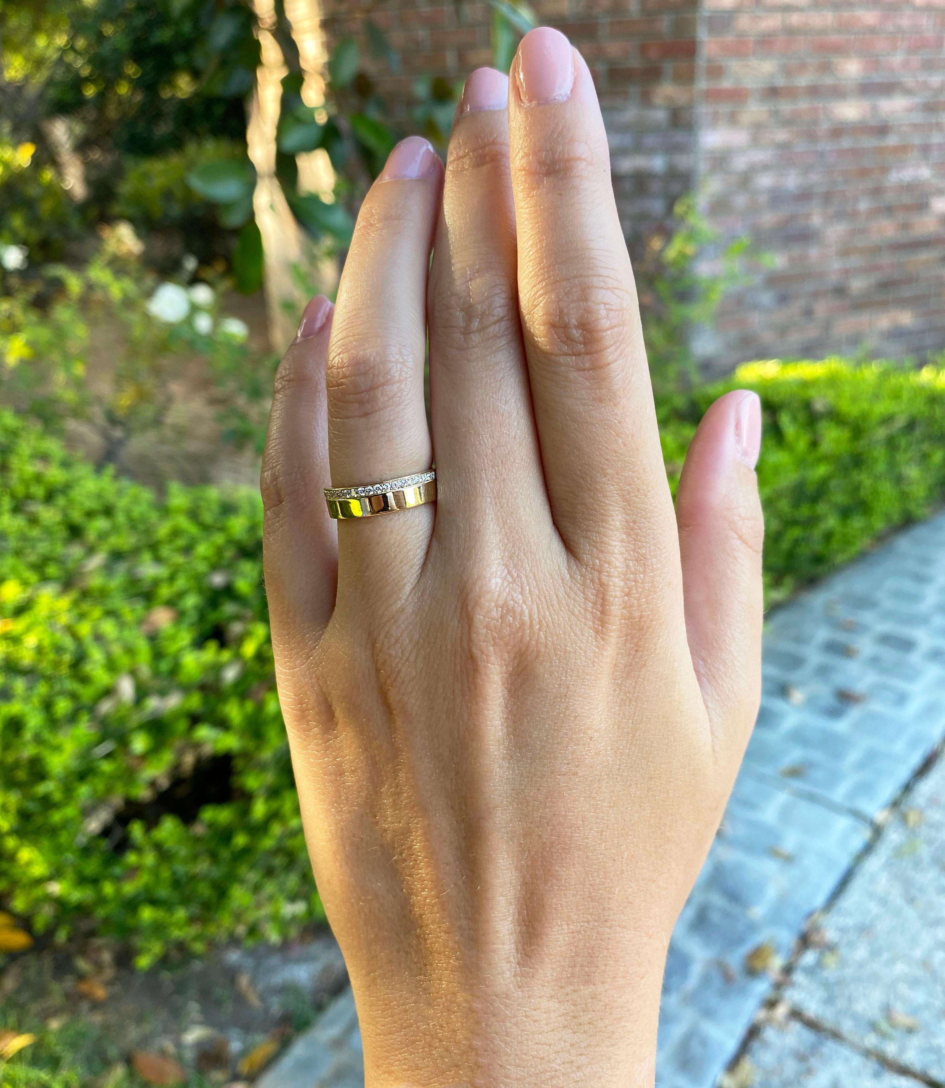 Contemporaneo Anello con linea di diamanti in oro giallo 14K in vendita