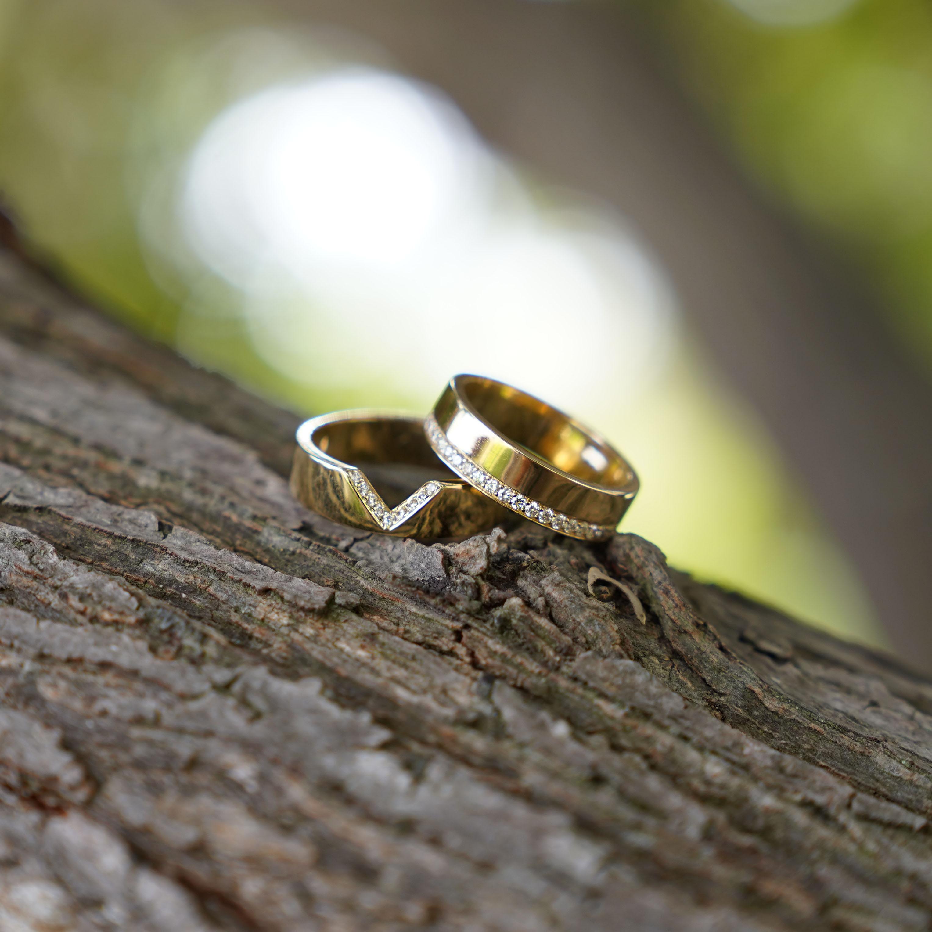 Anello con linea di diamanti in oro giallo 14K in vendita 2