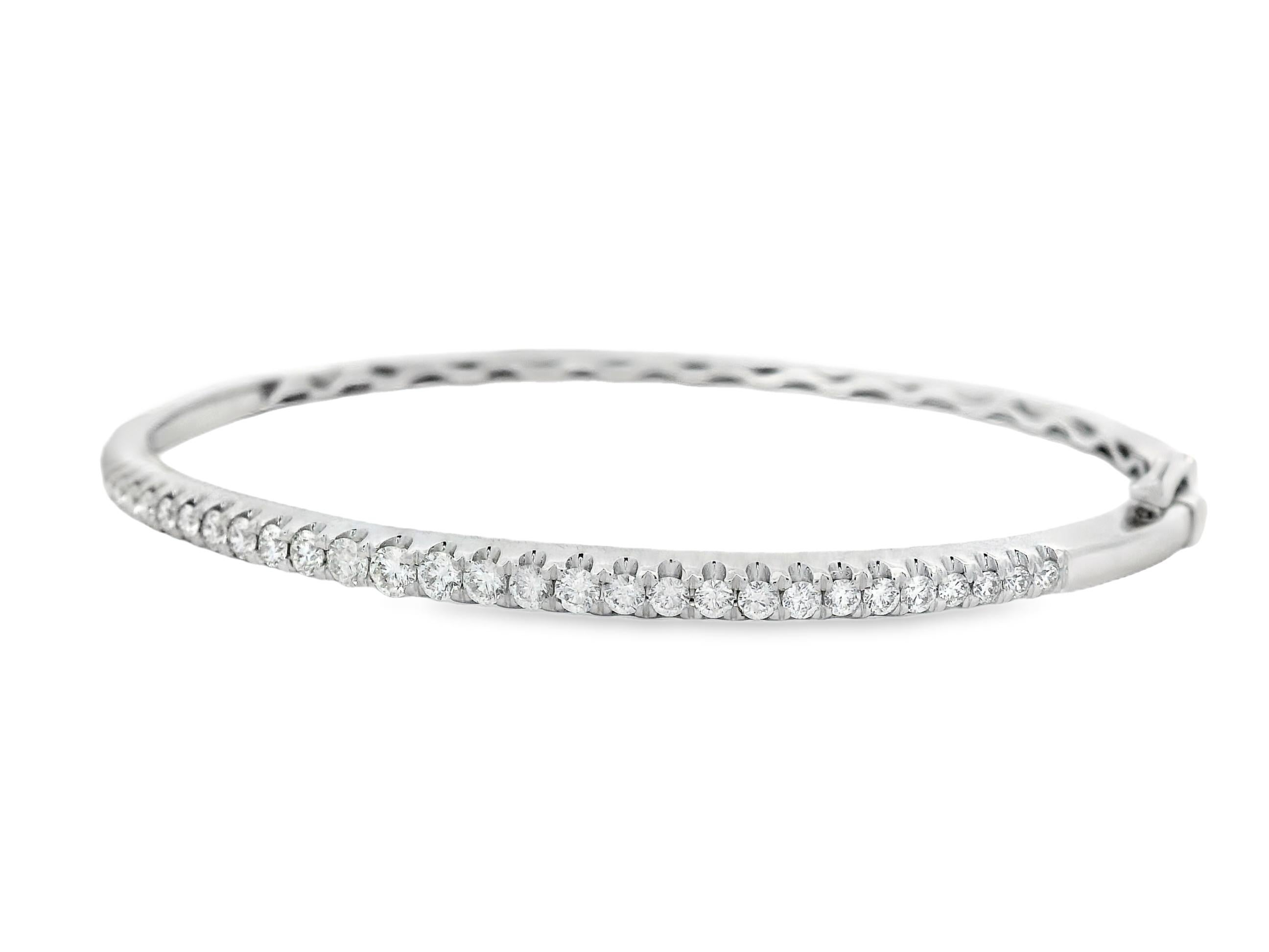 Questo elegante braccialetto con linea di diamanti in oro bianco 14K offre una silhouette senza tempo, con 34 diamanti rotondi a taglio brillante per un totale di 1,00 carati. Il suo layout pulito e uniforme mette in mostra una linea continua di