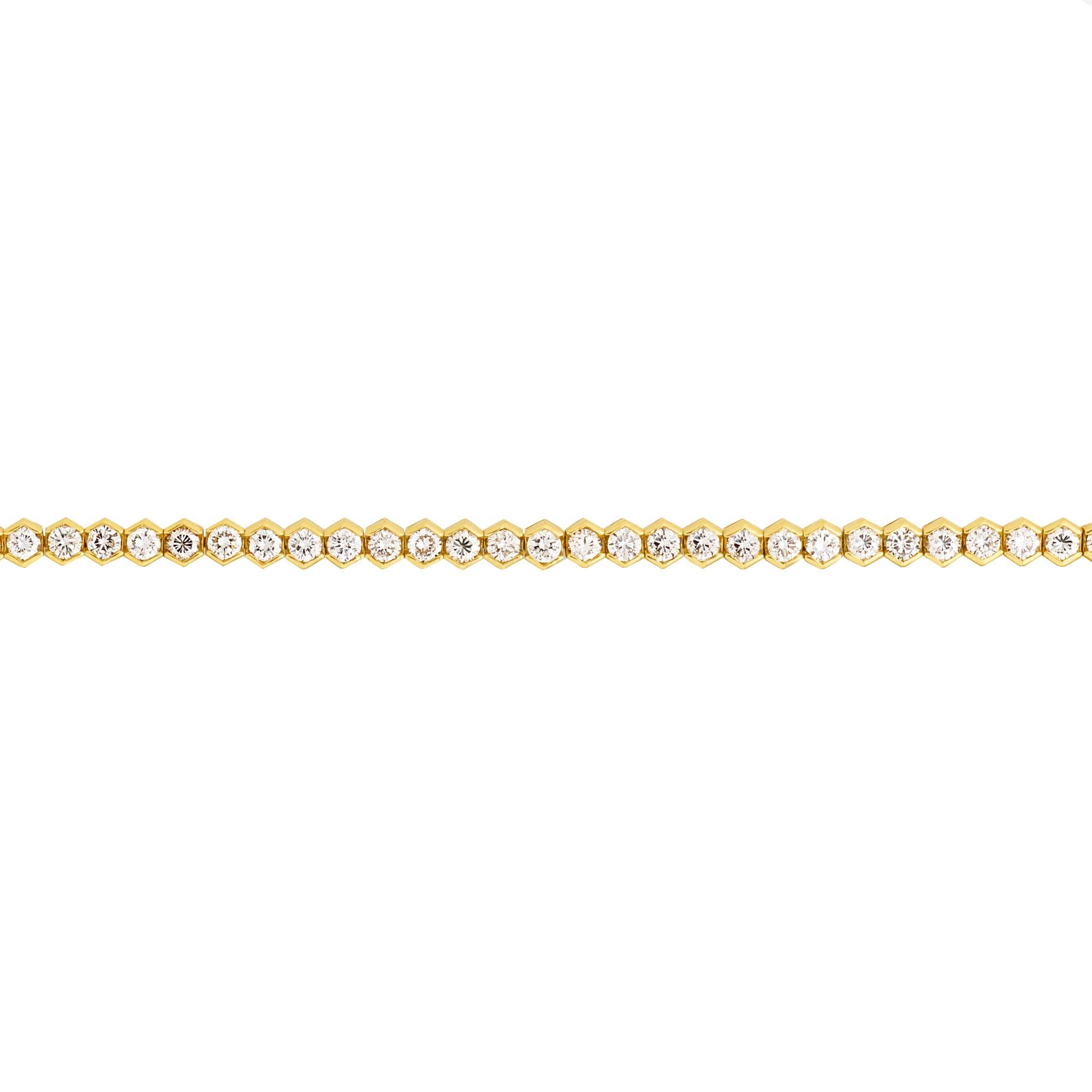 Maillons hexagonaux en or poli, chacun serti d'un diamant rond de taille brillant.
Or jaune 18k
7 ¼ ins ; Poids brut 14.3g 9.19 dwts