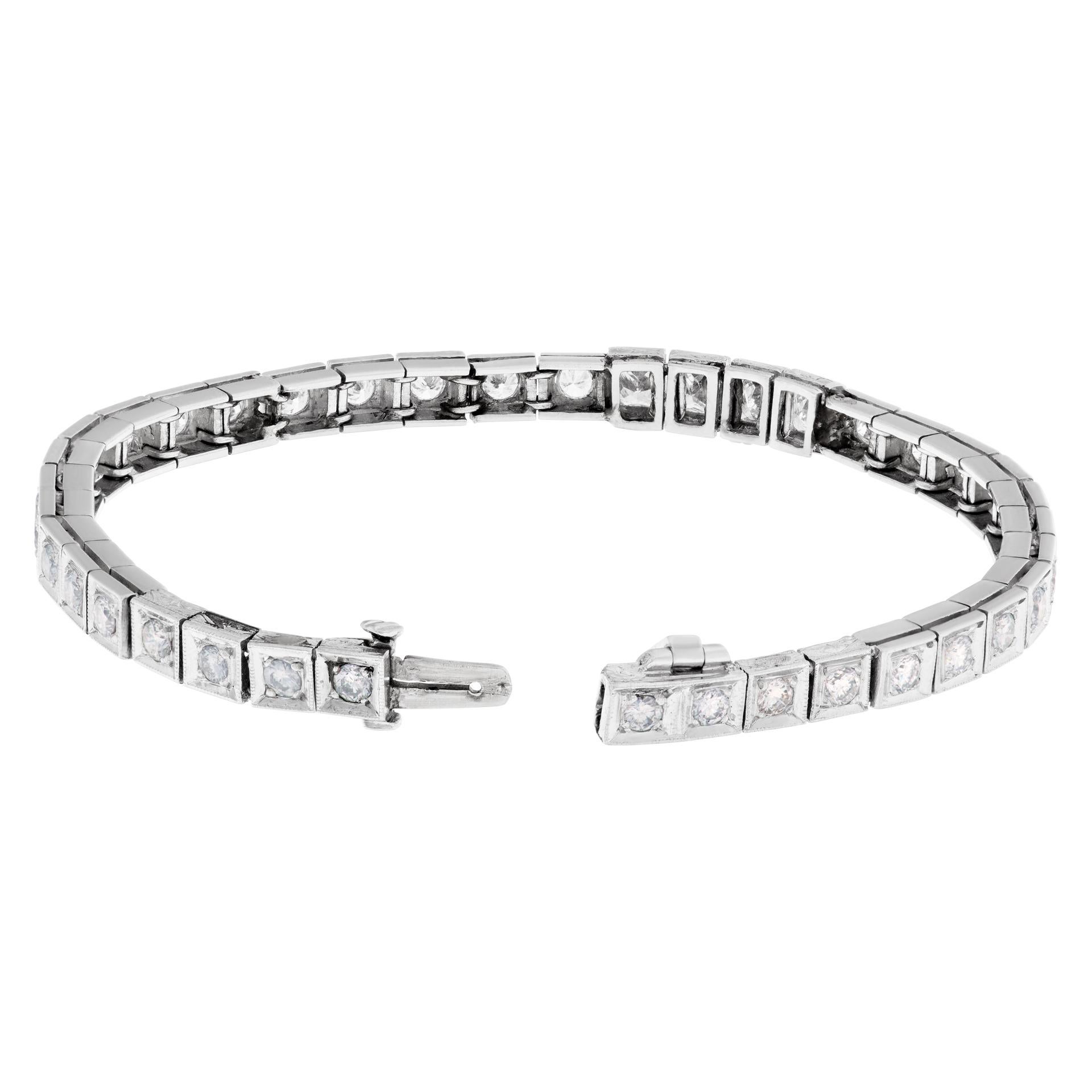 Diamond Line Bracelet with Approximately 2.5 Carats in Diamonds in Platinum In Excellent Condition For Sale In Surfside, FL