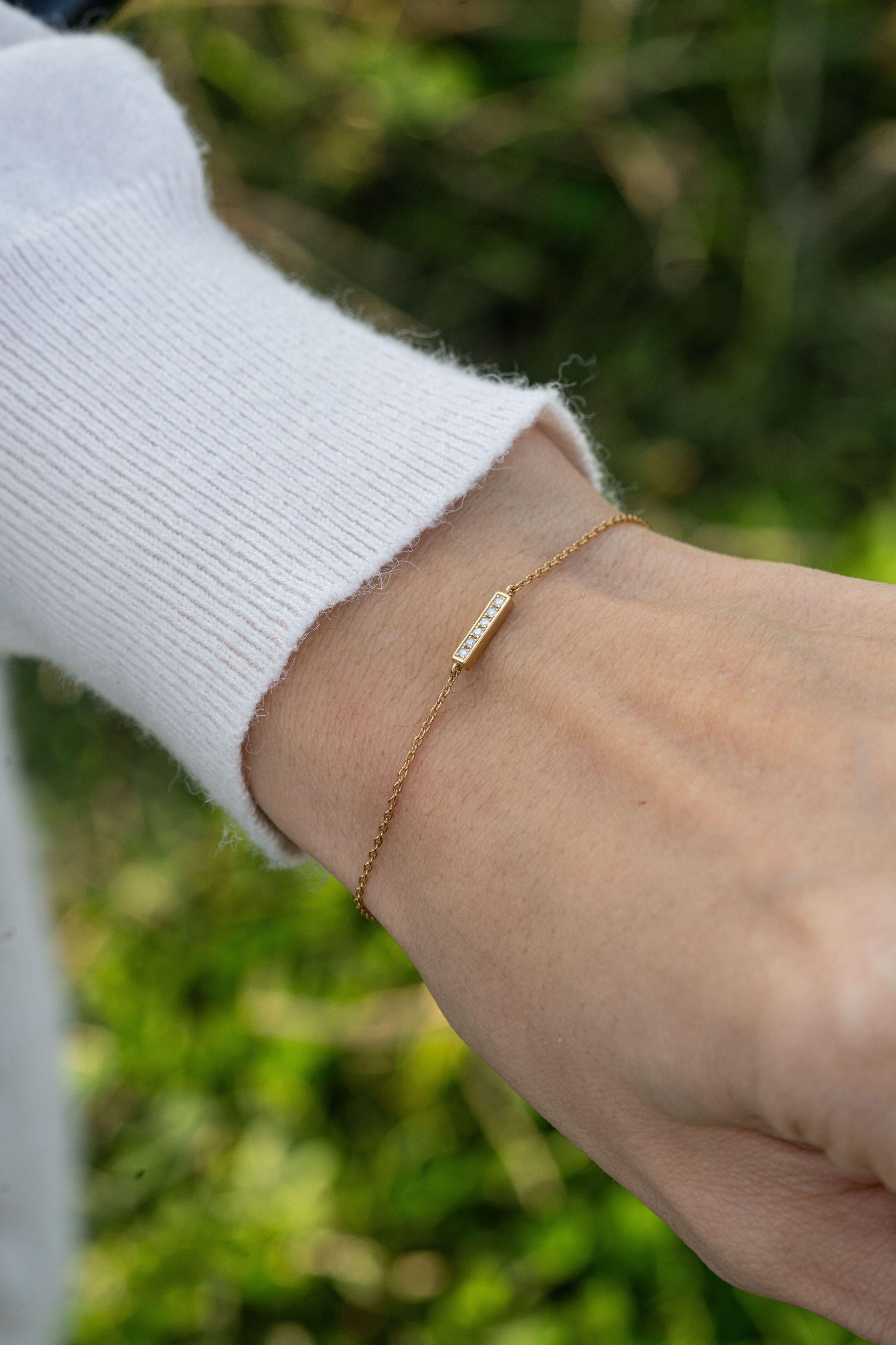 Bracciale a catena con linea di diamanti

Questo articolo è realizzato su ordinazione, ti preghiamo di comunicarci il colore dell'oro e la lunghezza del bracciale che desideri.

Dettagli del prodotto :

- Su ordinazione

- Oro Kt: 14kt (18kt