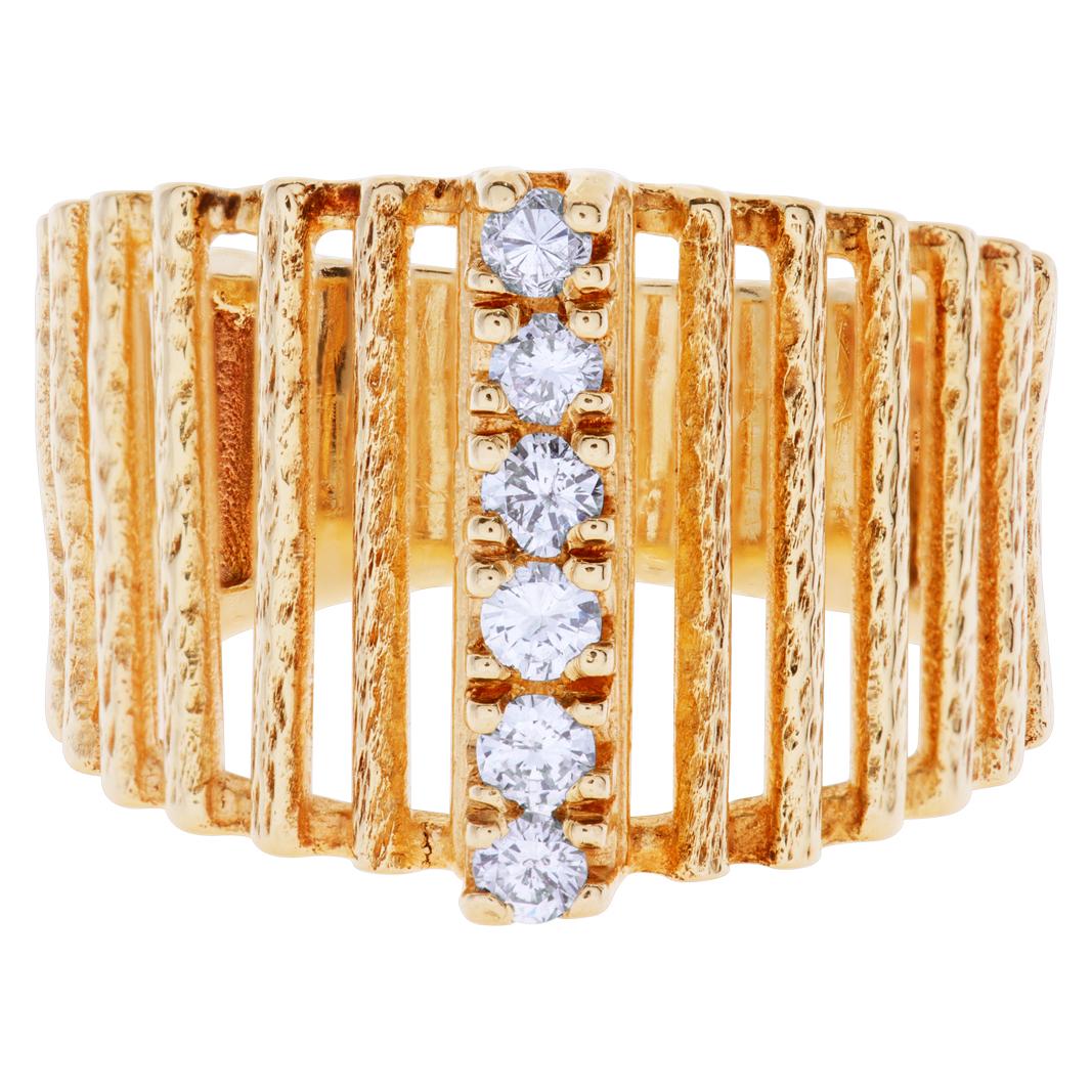 Unique Design Line ring with diamond accents in 14k yellow gold ; size 7

Cette bague en diamant est actuellement de taille 7 et certains articles peuvent être dimensionnés vers le haut ou vers le bas, s'il vous plaît demander ! Il pèse 4