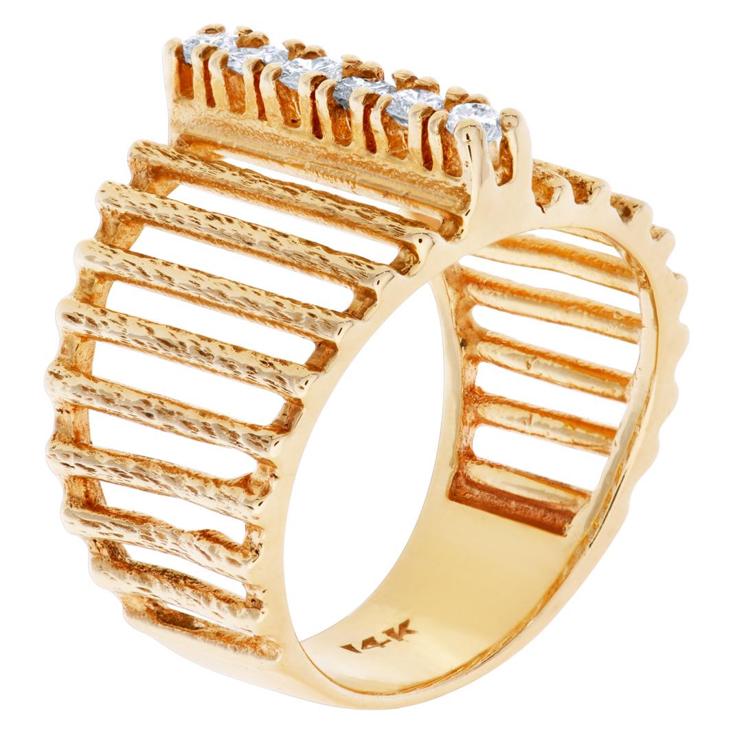 Bague ligne de diamants en or jaune 14 carats Excellent état - En vente à Surfside, FL