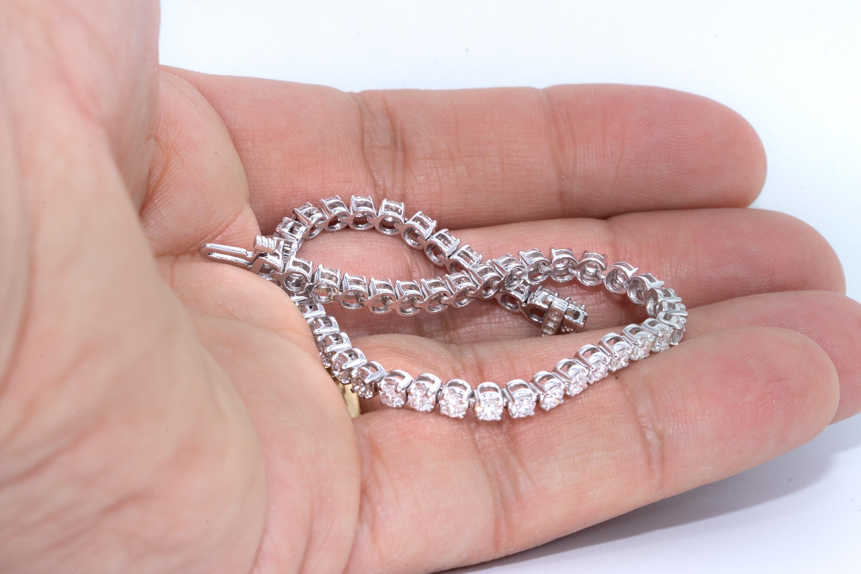 Diamant Line Tennisarmband, insgesamt 4,76 Karat in 18K, von The Diamond Oak im Zustand „Neu“ in New York, NY