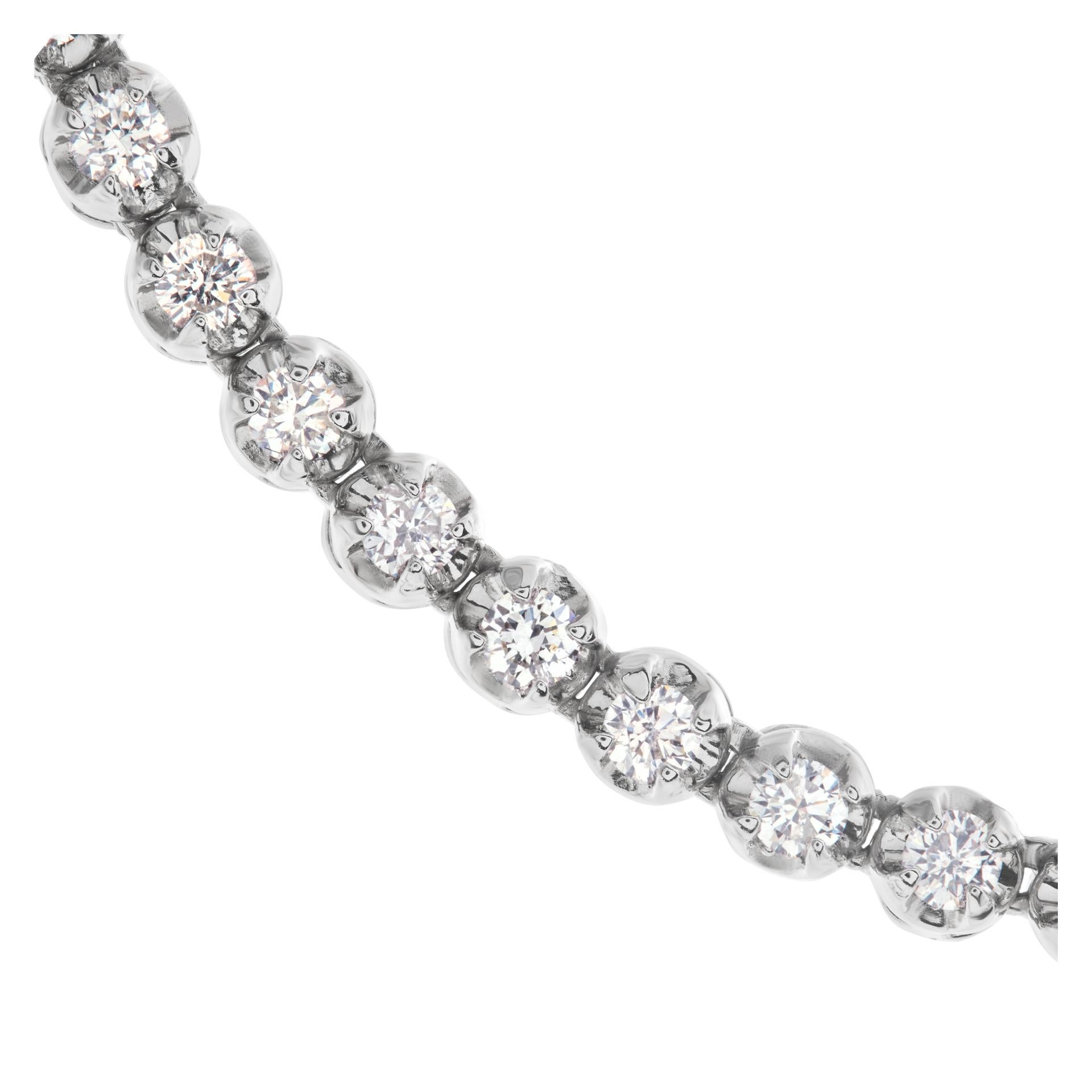 Collana con linea di diamanti in oro bianco 14K. I diamanti rotondi taglio brillante hanno un peso totale di circa 4,56 carati, stima: Colore G-H, purezza VS-SI. Lunghezza 17 pollici.