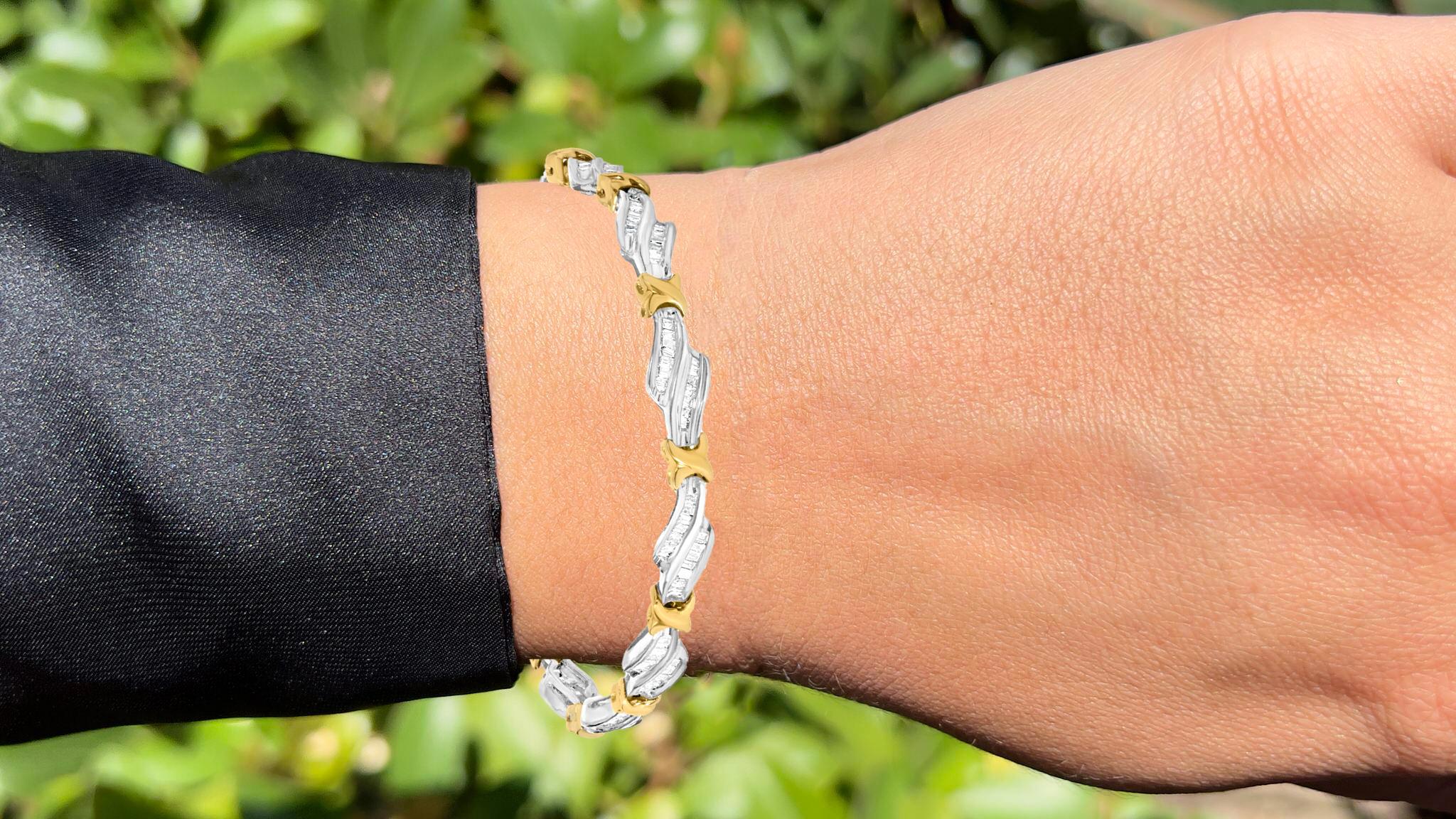 Il est accompagné d'une évaluation gemmologique par la GIA (GG/AJP).
Tous les diamants sont naturels et non traités
154 diamants = 2,05 carats
Coupe : Baguette
Métal : Or jaune et blanc 10K
Longueur : 7 pouces
Largeur : 0,28 pouces