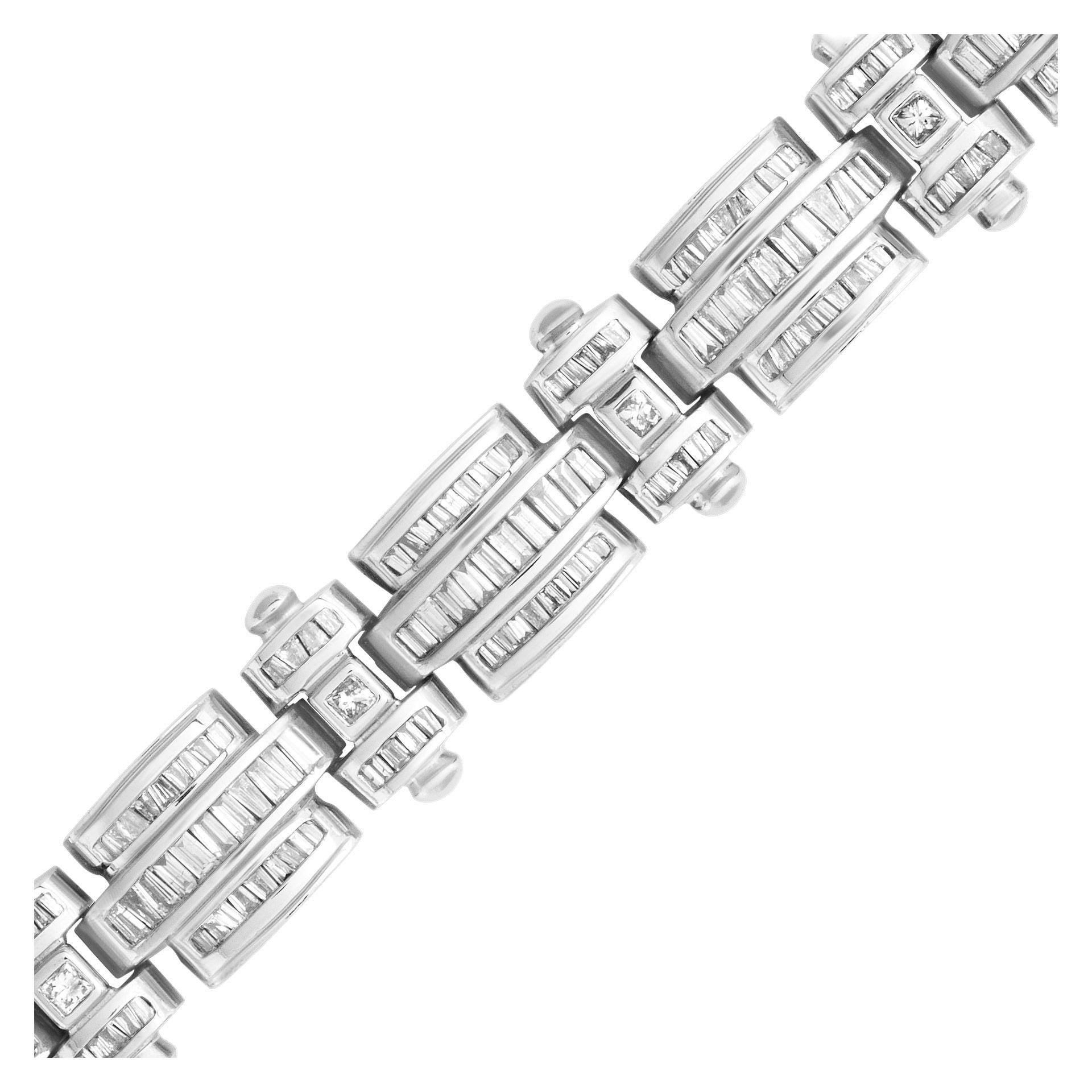 Sparkling baguettes & round Diamond link bracelet with approx 8 carats in diamonds in 14k white gold. Length of 8 inches.
