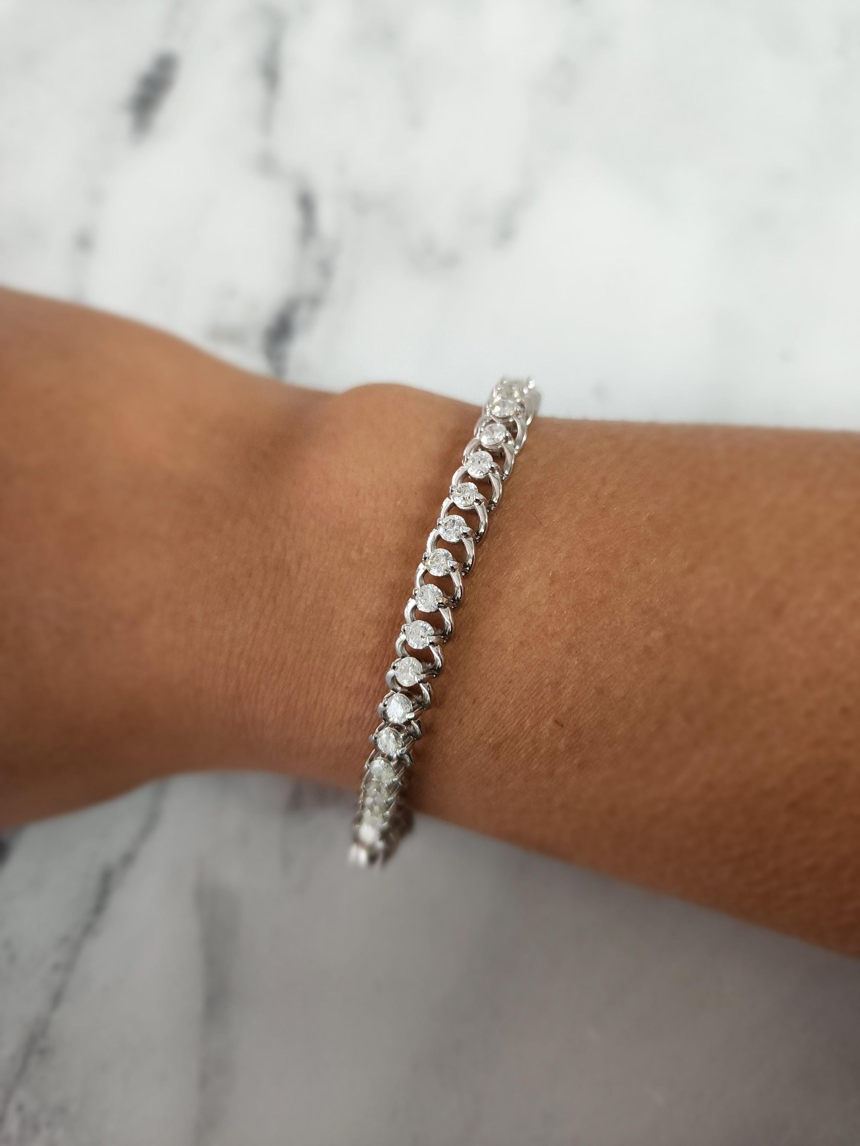 ♥ Tennis Bracelet Description ♥

Pierre principale : Diamant 
Approx. Carat total du diamant : 4.70cttw
Taille du diamant : Rond
Type de métal : Or blanc 14K
Métal Poids : 19 grammes
Largeur : 6mm 
Longueur du bracelet : 7 pouces

Les diamants sont