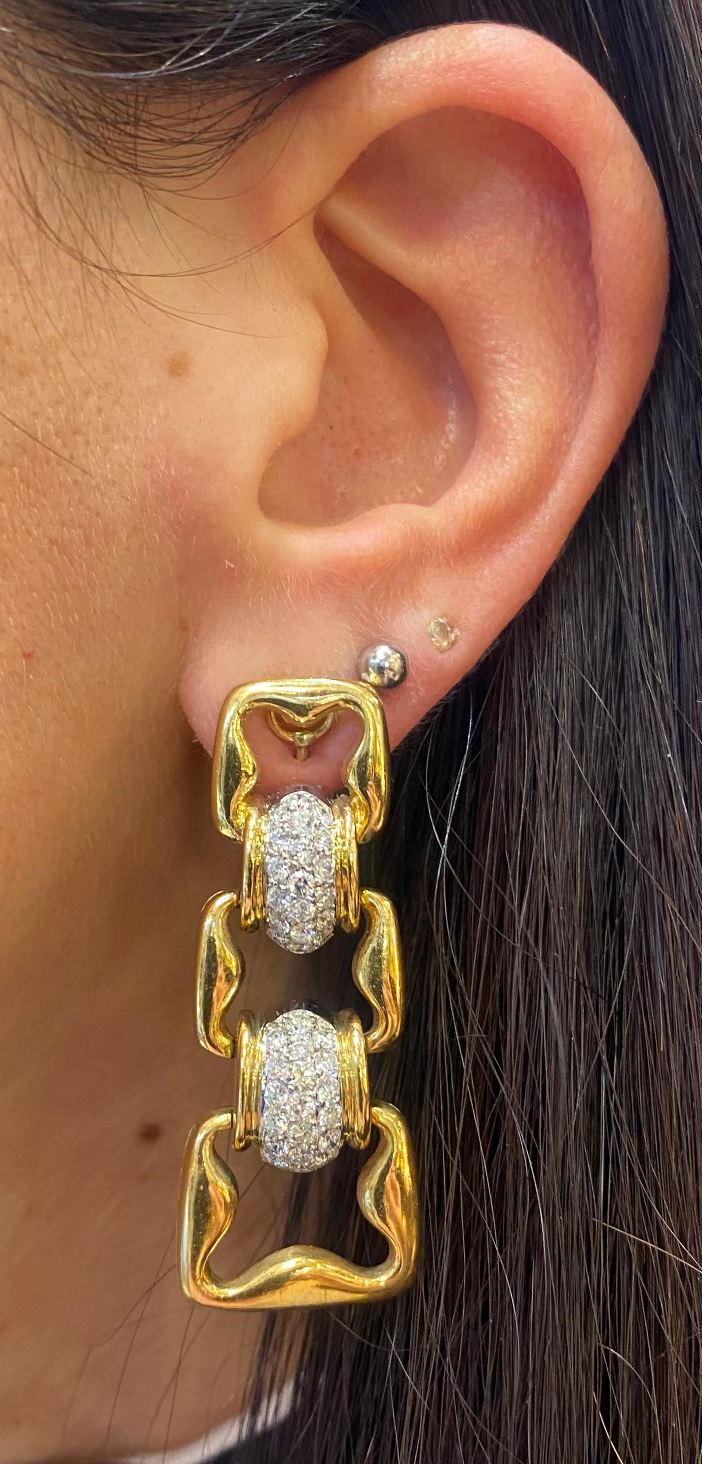 Diamond Link Earrings

A pair of earrings featuring round cut diamond links

Diamond Weight: approximately 3.08 carats 

Measurements: 1.75