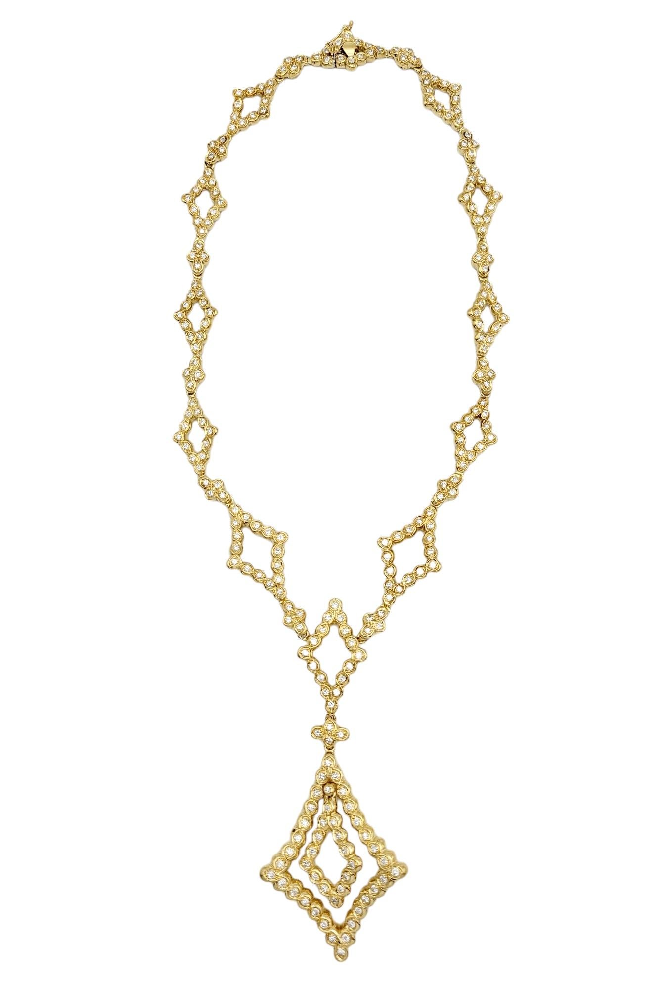 Incredibile e splendida collana con lampadario di diamanti e lussuosa montatura in oro giallo. Questo fantastico pezzo abbaglia con i suoi diamanti bianchi e brillanti. La collana di grande effetto si posiziona elegantemente sul petto, scintillando