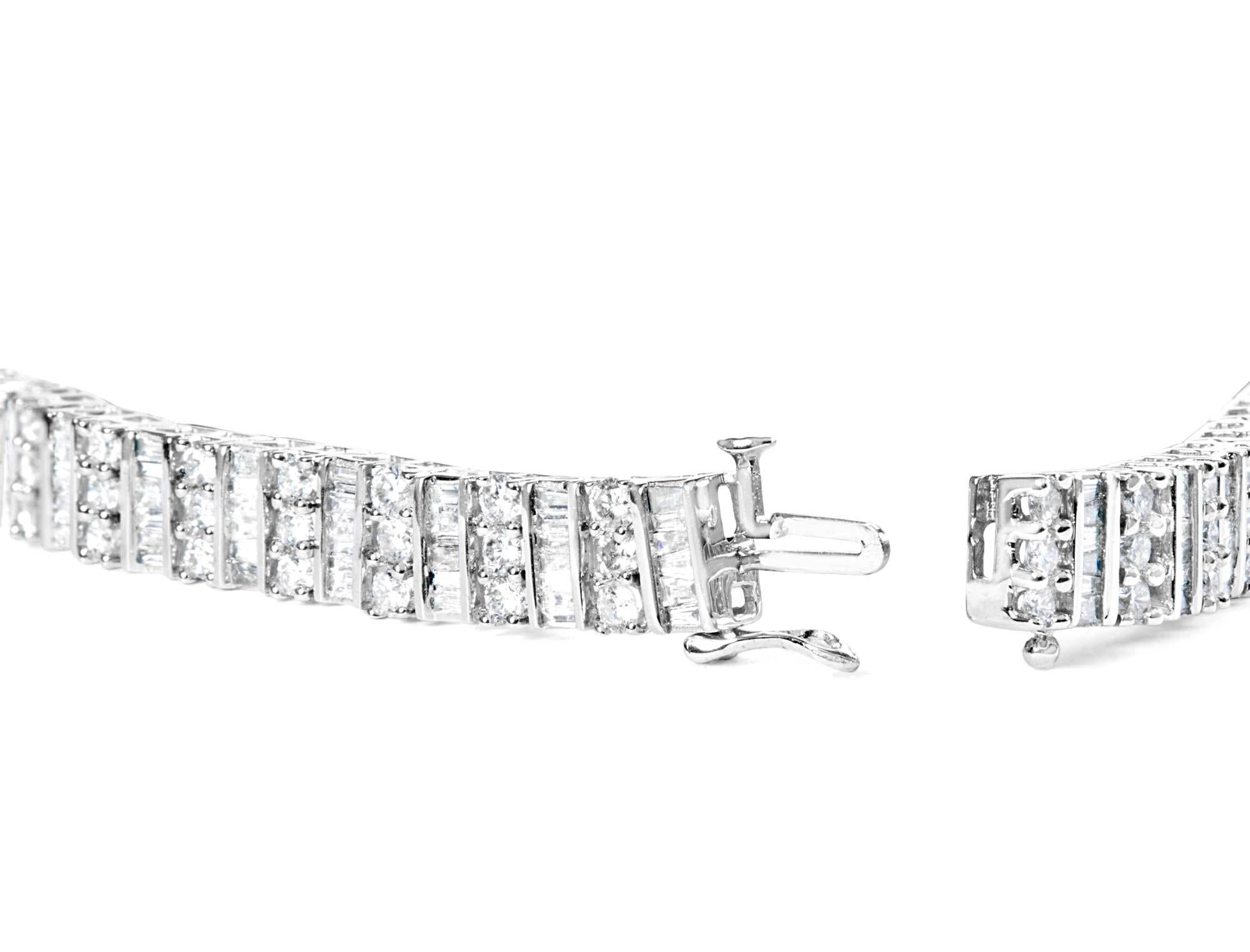 Taille baguette Bracelet fantaisie à maillons en or blanc 14 carats avec diamants taille ronde et baguette de 6 carats en vente