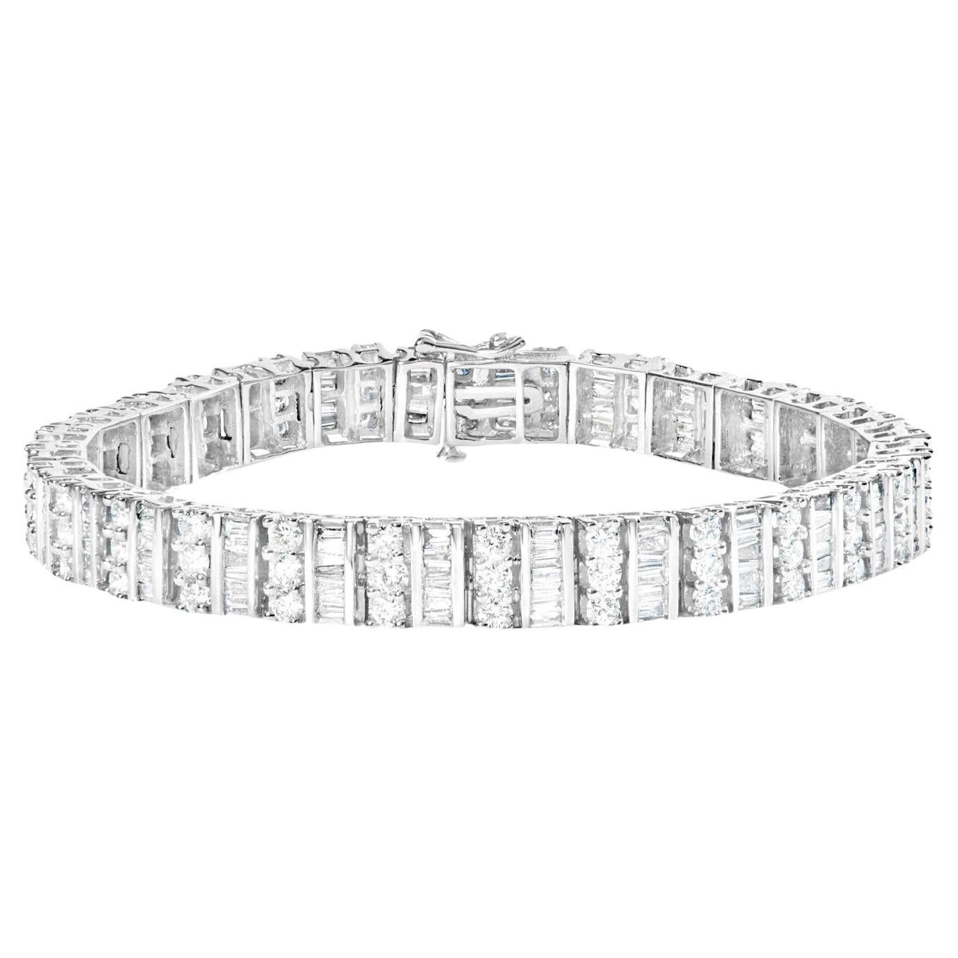 Bracelet fantaisie à maillons en or blanc 14 carats avec diamants taille ronde et baguette de 6 carats en vente