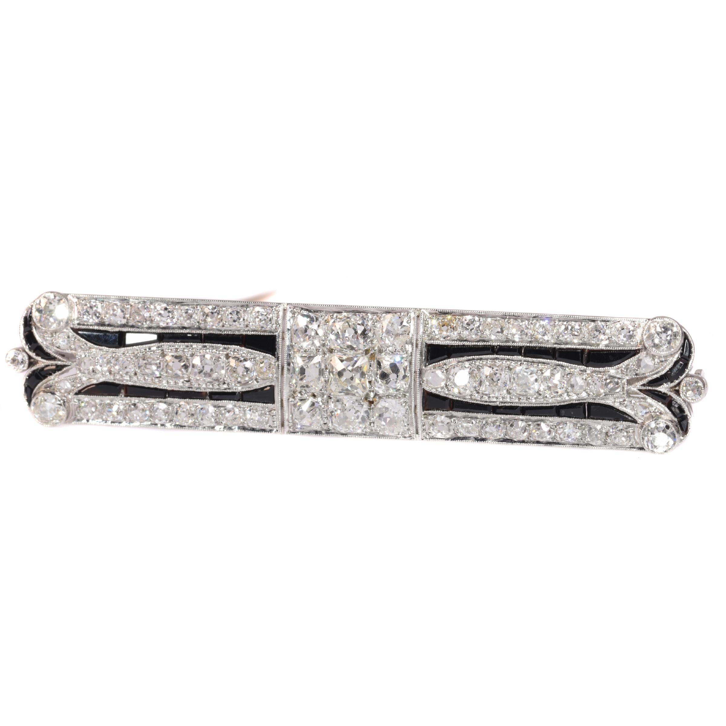 Diamond Loaded Strong Stylish Platinum Art Deco Brooch with over 7 crts Diamonds In Excellent Condition For Sale In Antwerp, BE