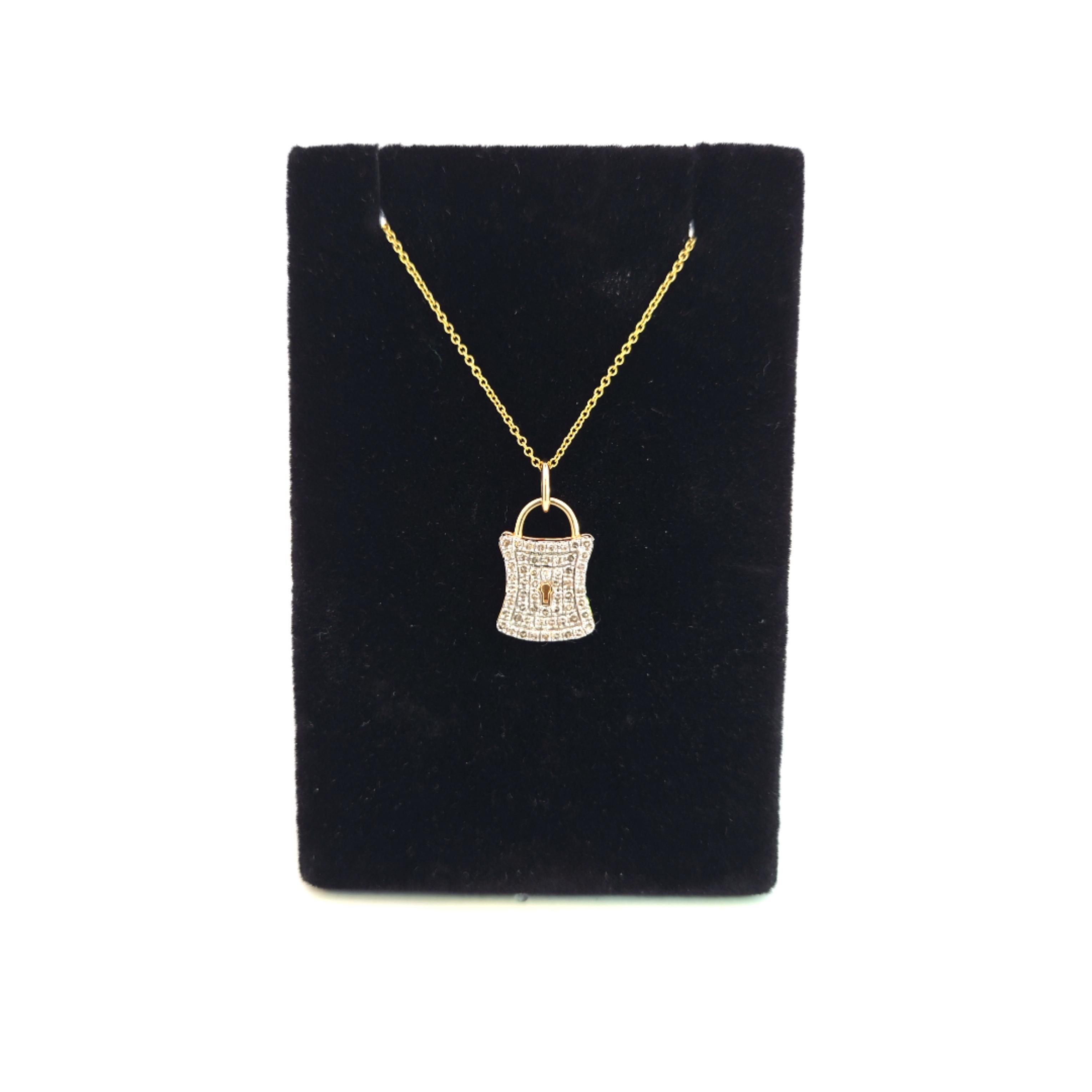 Taglio rotondo Diamond Lock Pendant 14 Karat Yellow Gold in vendita