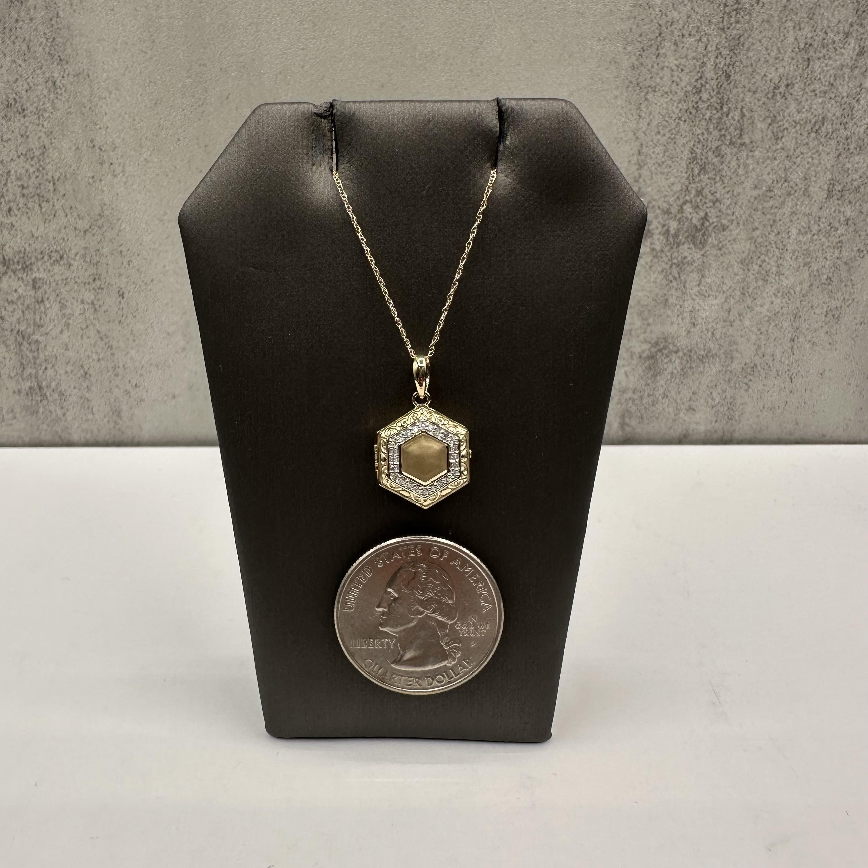Taglio singolo Diamond Locket in 10kt Yellow Gold – 0.10ctw GH SI2-I1 Diamonds, Matte Finish in vendita